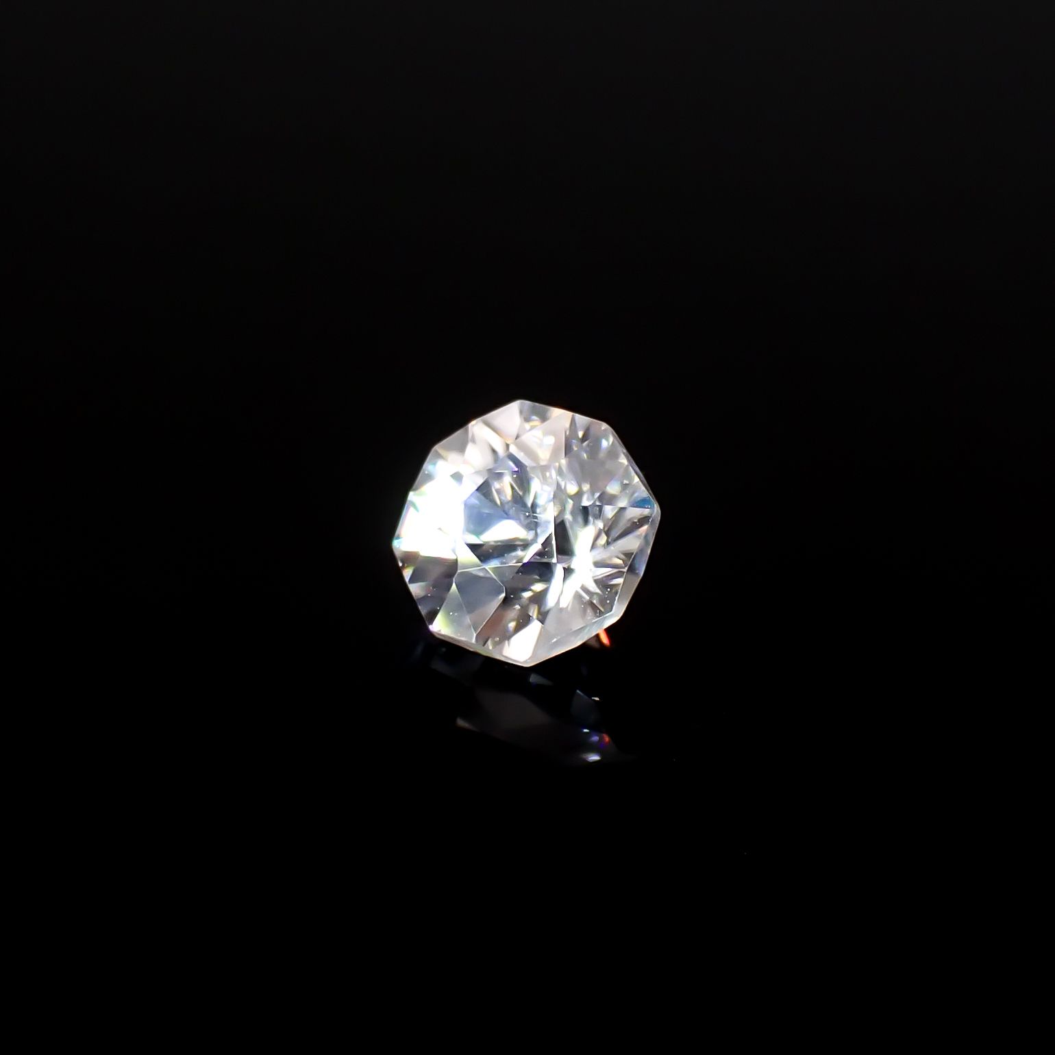 ◇オクタゴンカット◇カラーレスジルコン(宝石名ホワイト・ジルコン)スリランカ/カンボジア産 識別済 0.88ct / 5x5mm前後 [251231385]