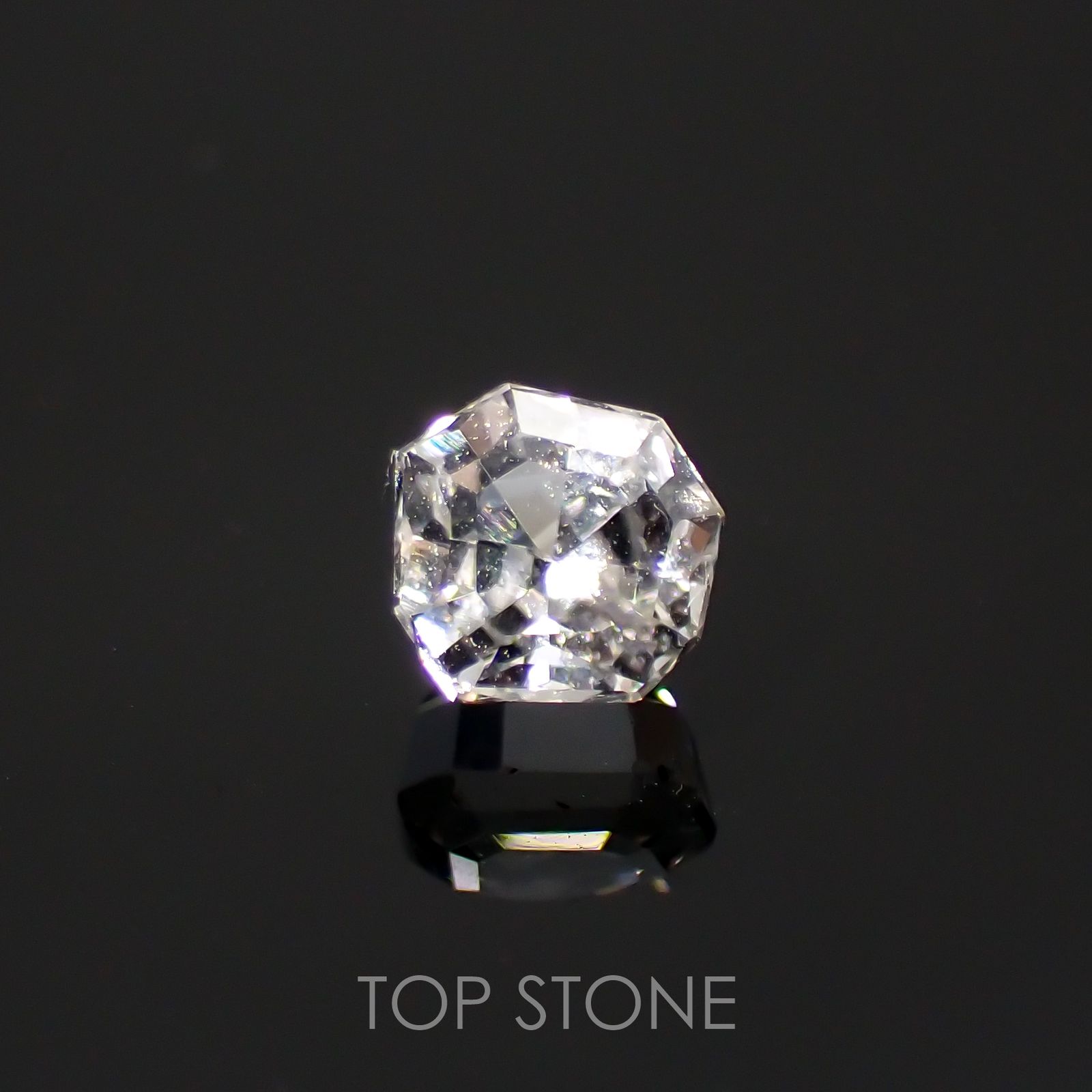 カラーレスエンスタタイト(宝石名ホワイト・エンスタタイト)スリランカ産 0.79ct 識別済[220115574]4.8x4.5mm前後