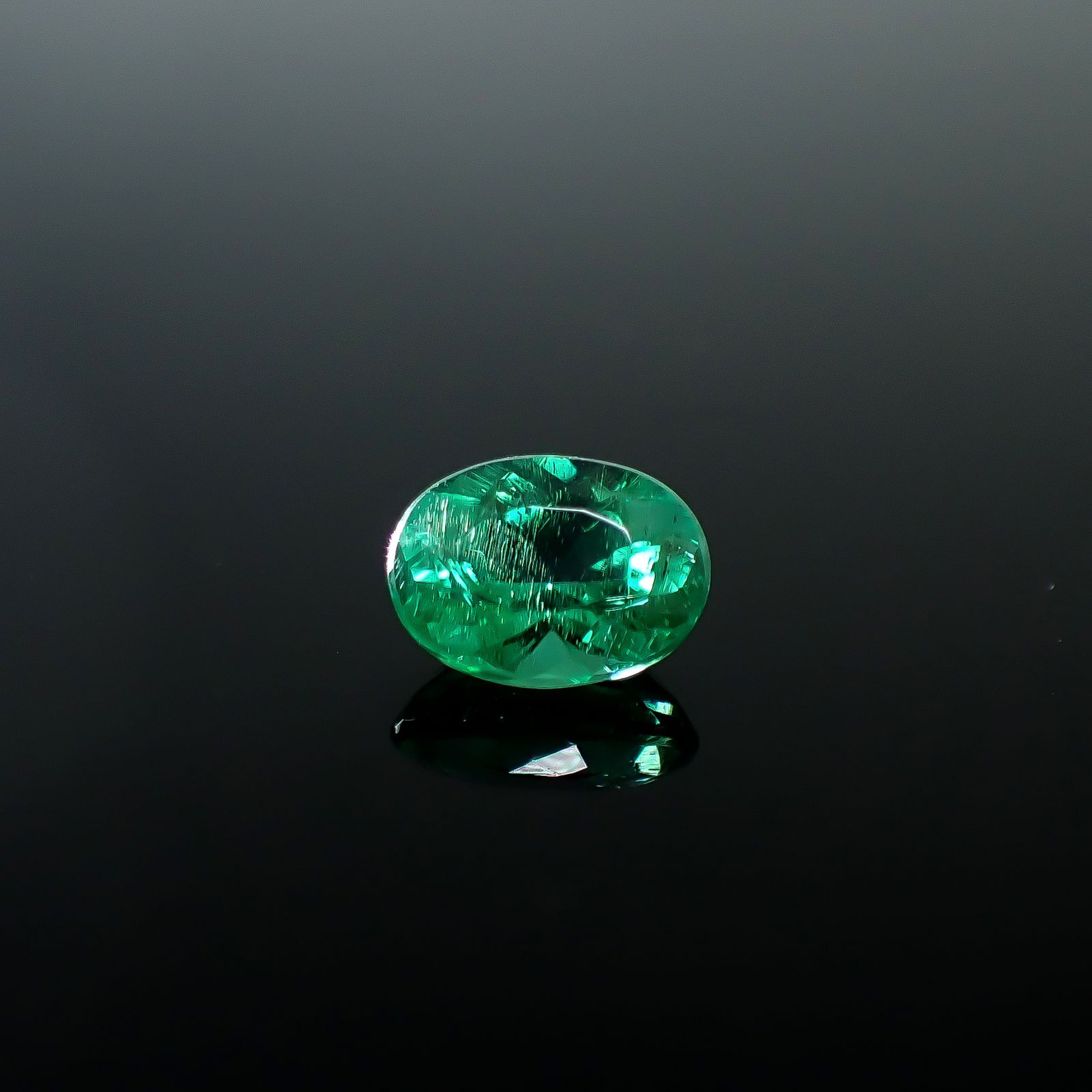 パライバトルマリン(宝石名トルマリン/別名パライバ・トルマリン)ブラジル産 GIA鑑付 0.87ct / 6.77x5.11mm前後 [251031348]