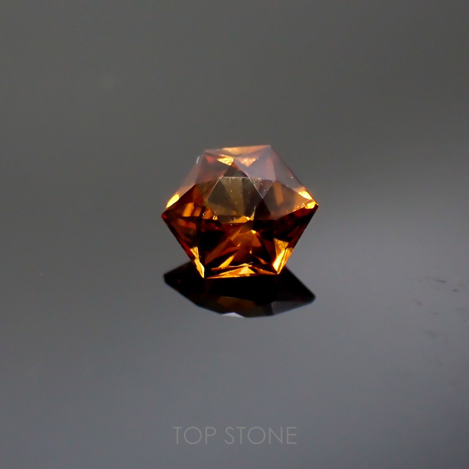 ◇ヘキサゴンカット◇ヘソナイトガーネット(宝石名ヘソナイト・ガーネット)スリランカ産 0.49ct 識別済[220113899]4.8x4.7mm前後