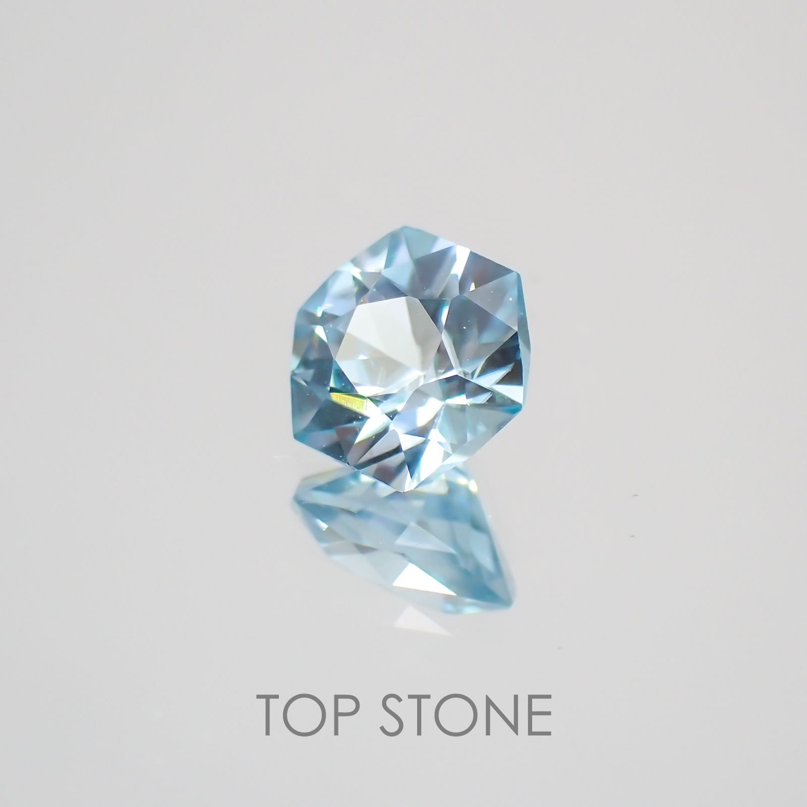 ◇ヘキサゴンカット◇ブルージルコン カンボジア産 ルース 0.77ct[210410479]4.9×4.9mm前後