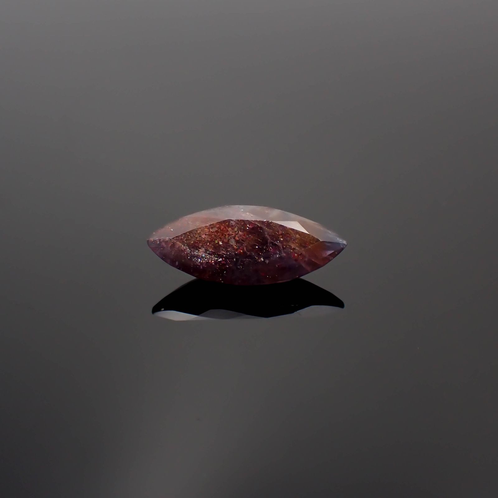 ブラッドショットアイオライト インド産 10.42ct[230622539]25.9x11.2mm前後
