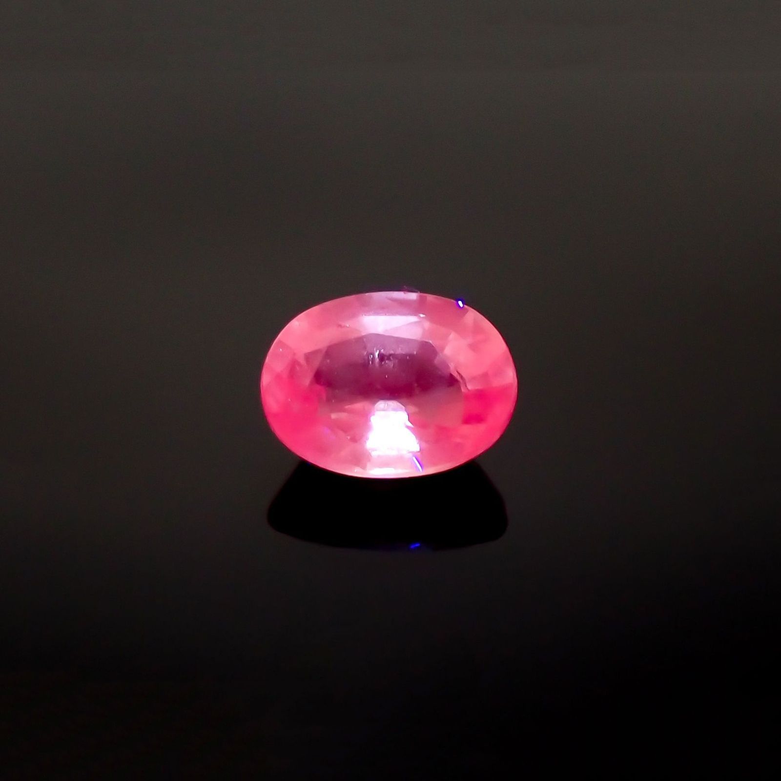 シルキーピンクスピネル(宝石名ピンク・スピネル) タンザニア産 識別済 0.86ct / 6.4x4.8mm前後 [240212894]