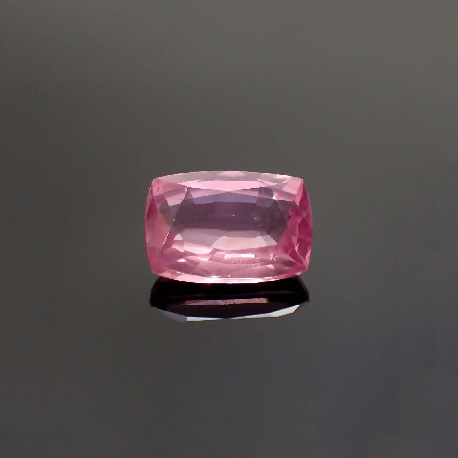 ピンクスピネル(宝石名ピンク・スピネル)タンザニア産 ソ付(彩珠) 1.120ct / 7.3x5mm前後 [260222569]