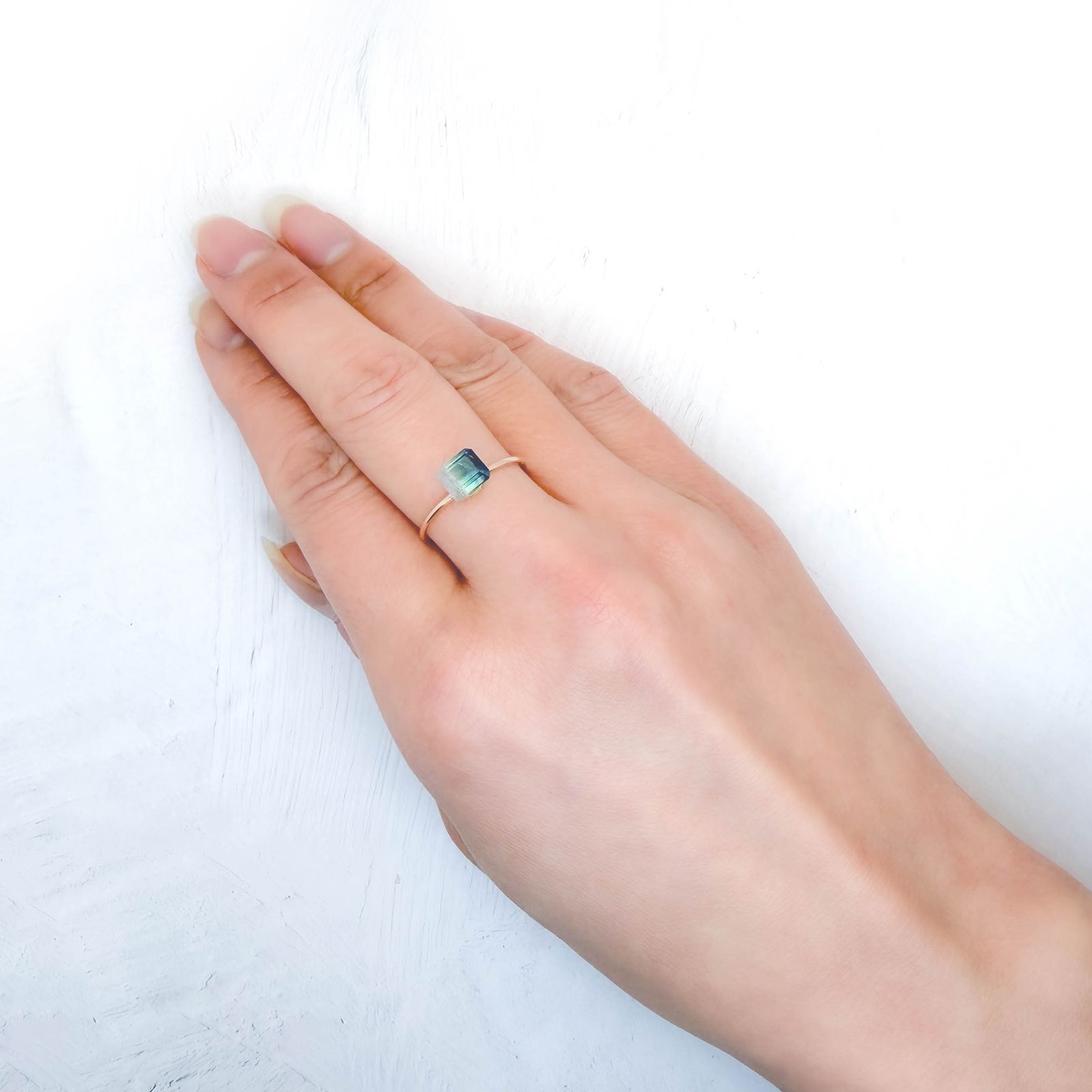 バイカラートルマリン アフガニスタン産 1.30ct / 6.2x5.5mm前後 [260231754]