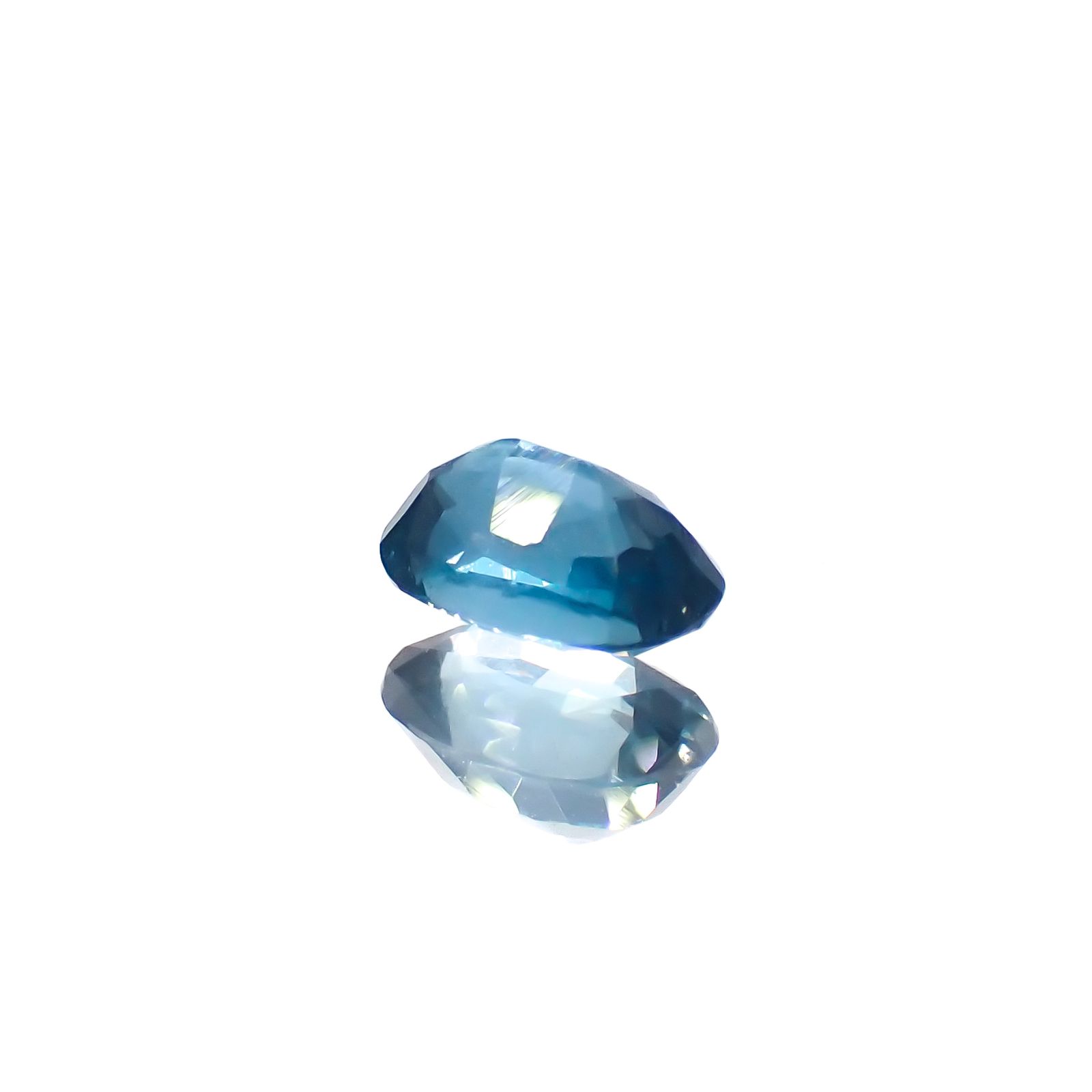オーシャンブルーカイヤナイト(宝石名カイヤナイト)インド・オリッサ産 0.65ct 識別済[240326698]5.9x4.1mm前後