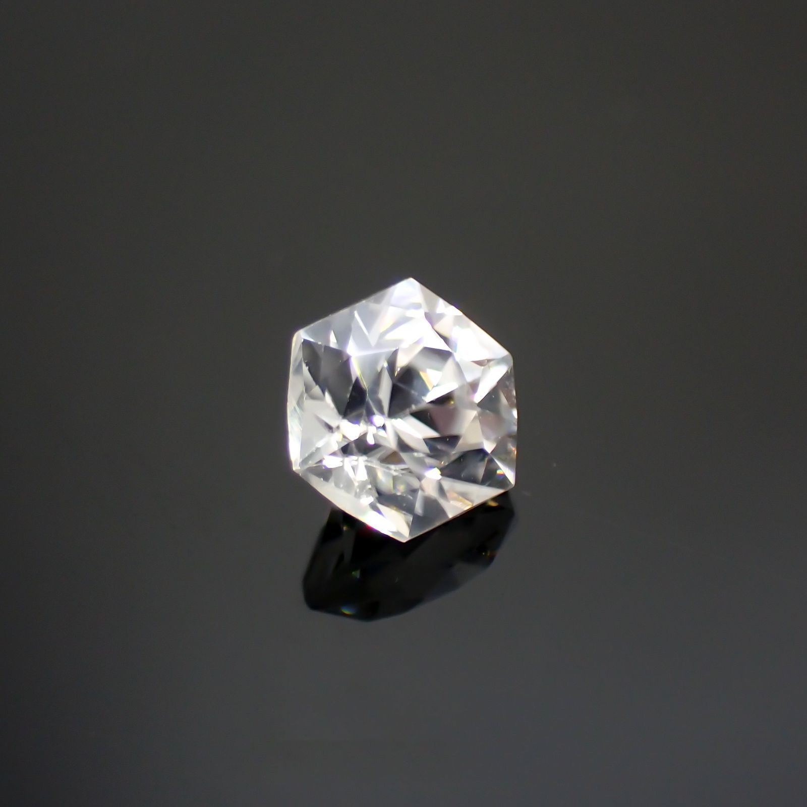 ◇ヘキサゴンカット◇カラーレスジルコン(宝石名ホワイト・ジルコン)スリランカ/カンボジア産 1.00ct 識別済[240214277]5x4.9mm前後