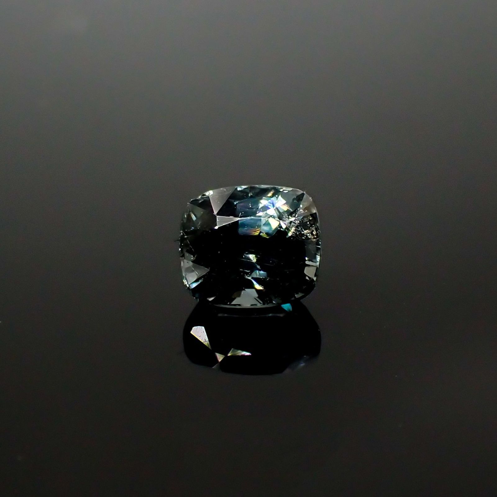 グレースピネル(宝石名スピネル)ビルマ/マダガスカル産 0.95ct 識別済[220716819]5.6x4.9mm前後