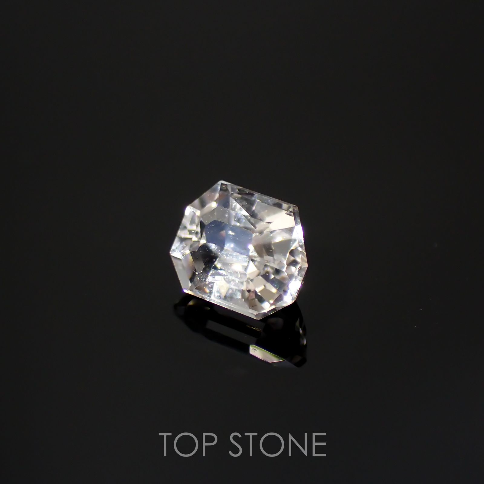 カラーレスエンスタタイト(宝石名ホワイト・エンスタタイト)スリランカ産 0.91ct 識別済[220115571]6x4.9mm前後