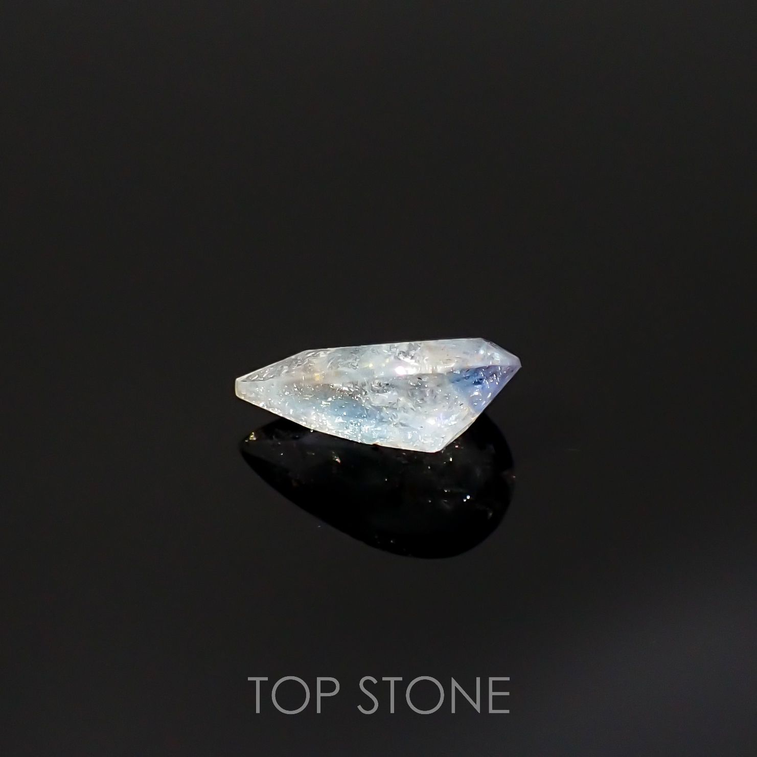 ジェレメジェバイト(宝石名エレメジェバイト)ナミビア産 0.799ct ソ付(彩珠)[220616454]8.3x5.1mm前後