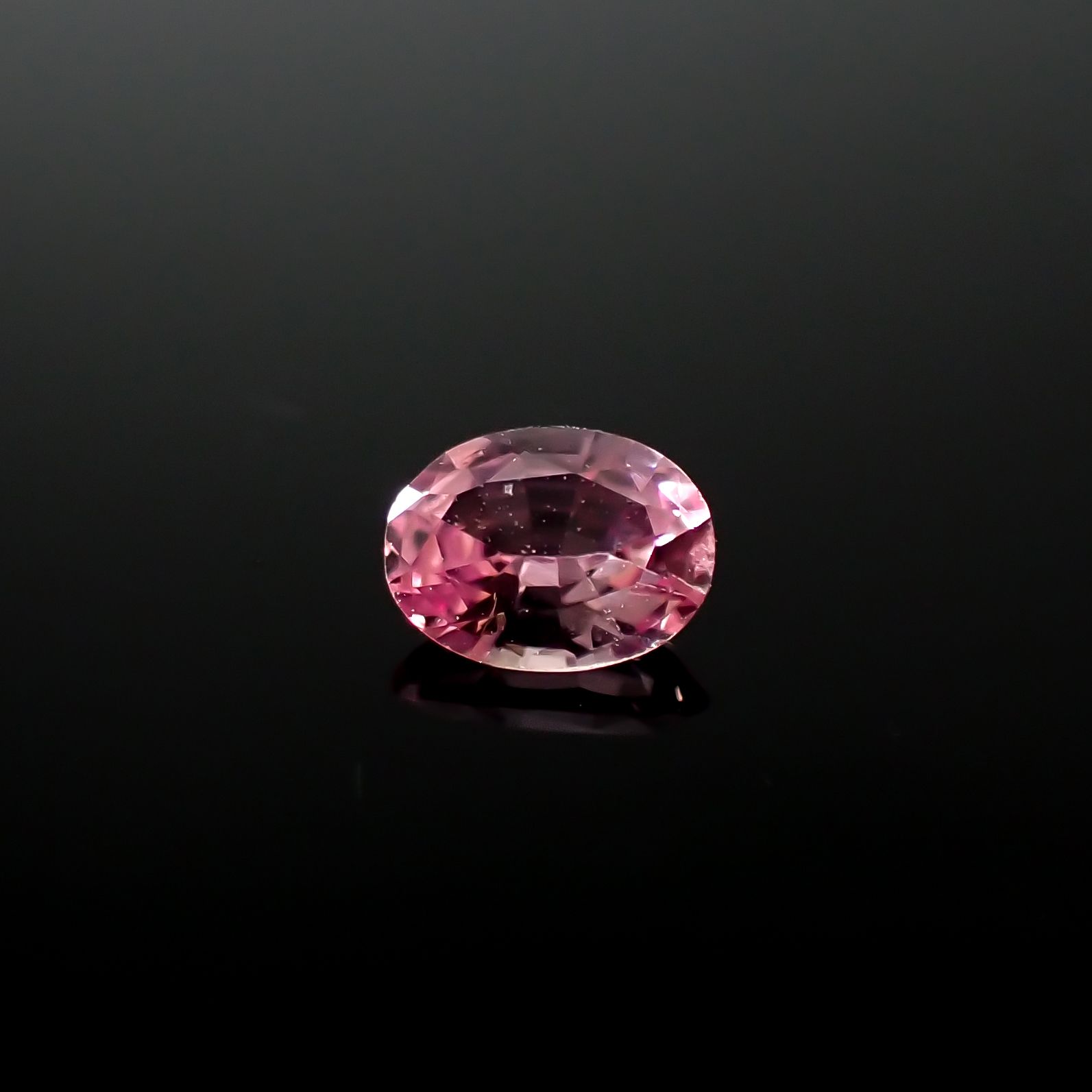 ネオンピンクサファイア スリランカ産 0.19ct[240226295]4x2.9mm前後