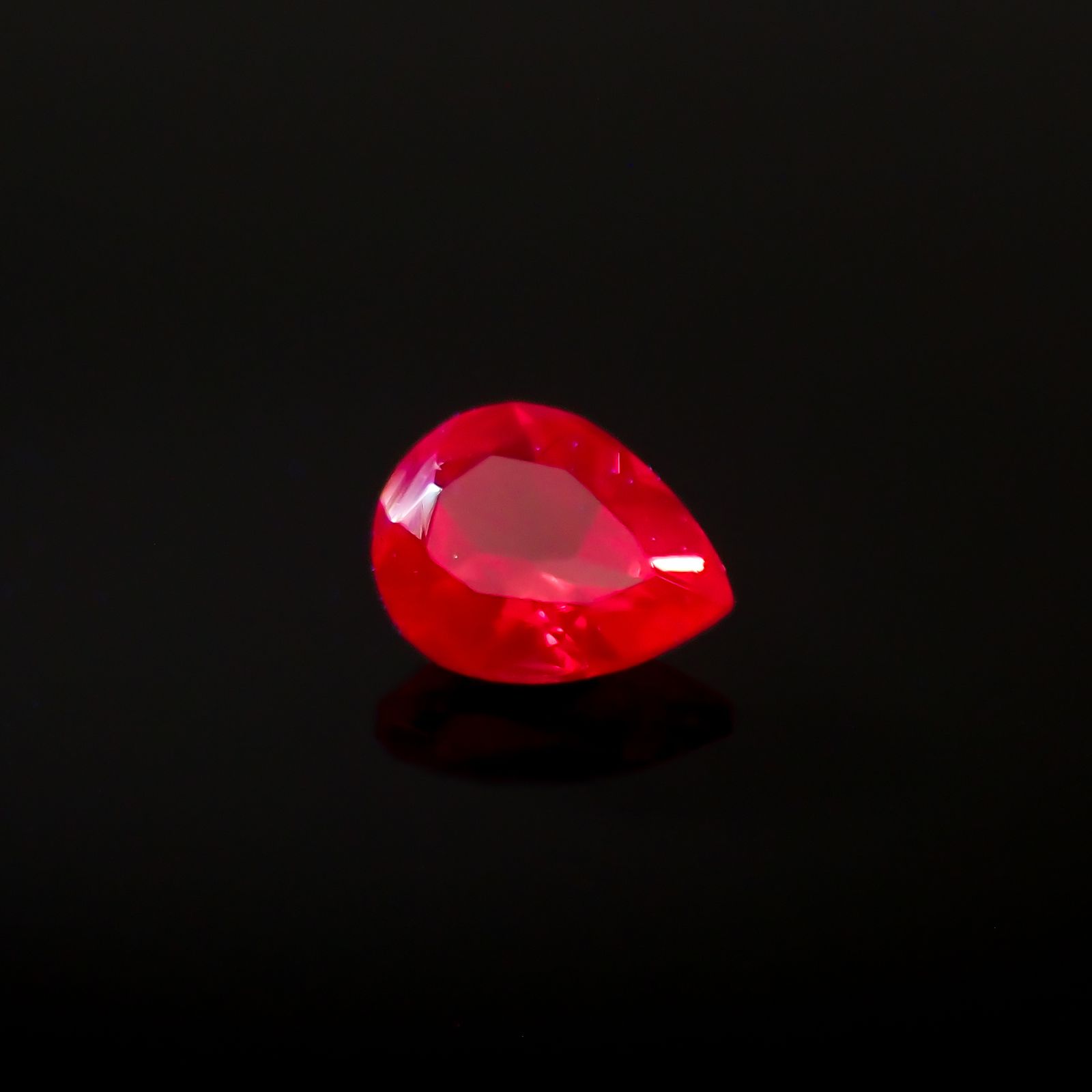 レッドスピネル(宝石名スピネル)タンザニア産 0.16ct 識別済[230522105]4x3.1mm前後
