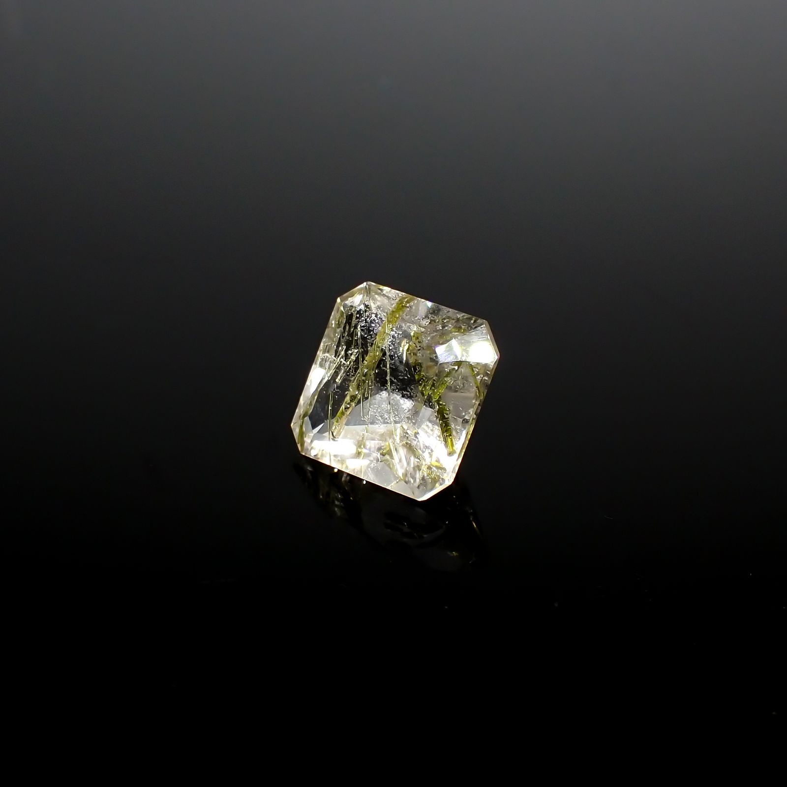 エピドートインクォーツ ブラジル産 3.85ct [240427294]9.7x9.6mm前後