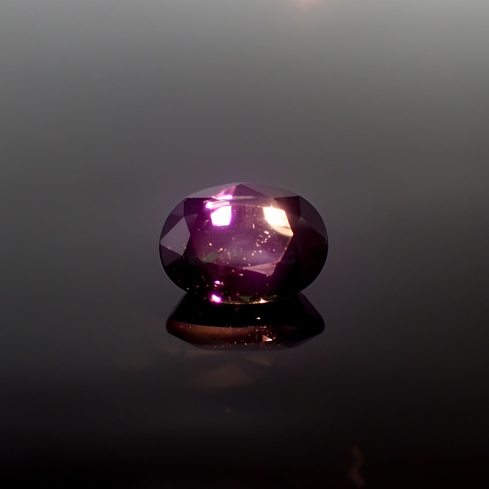 カラーチェンジクロムトルマリン(宝石名クロム・トルマリン(カラーチェンジ・タイプ))タンザニア産 6.181ct ソ付(日独)[231024040]13.27x9.87mm前後