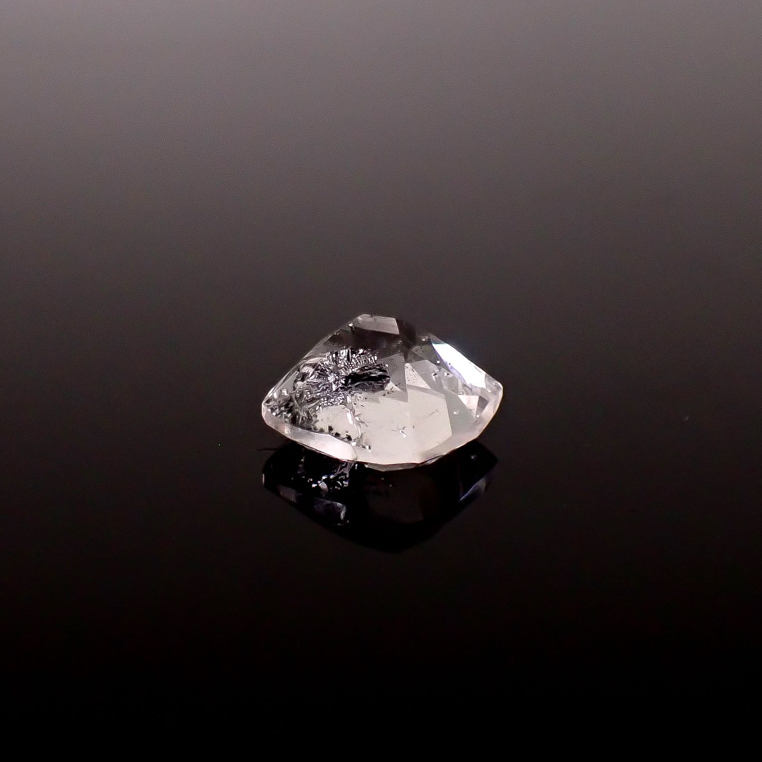 グラファイトインクォーツ ブラジル産 2.61ct / 8.8x8.7mm前後 [260331933]