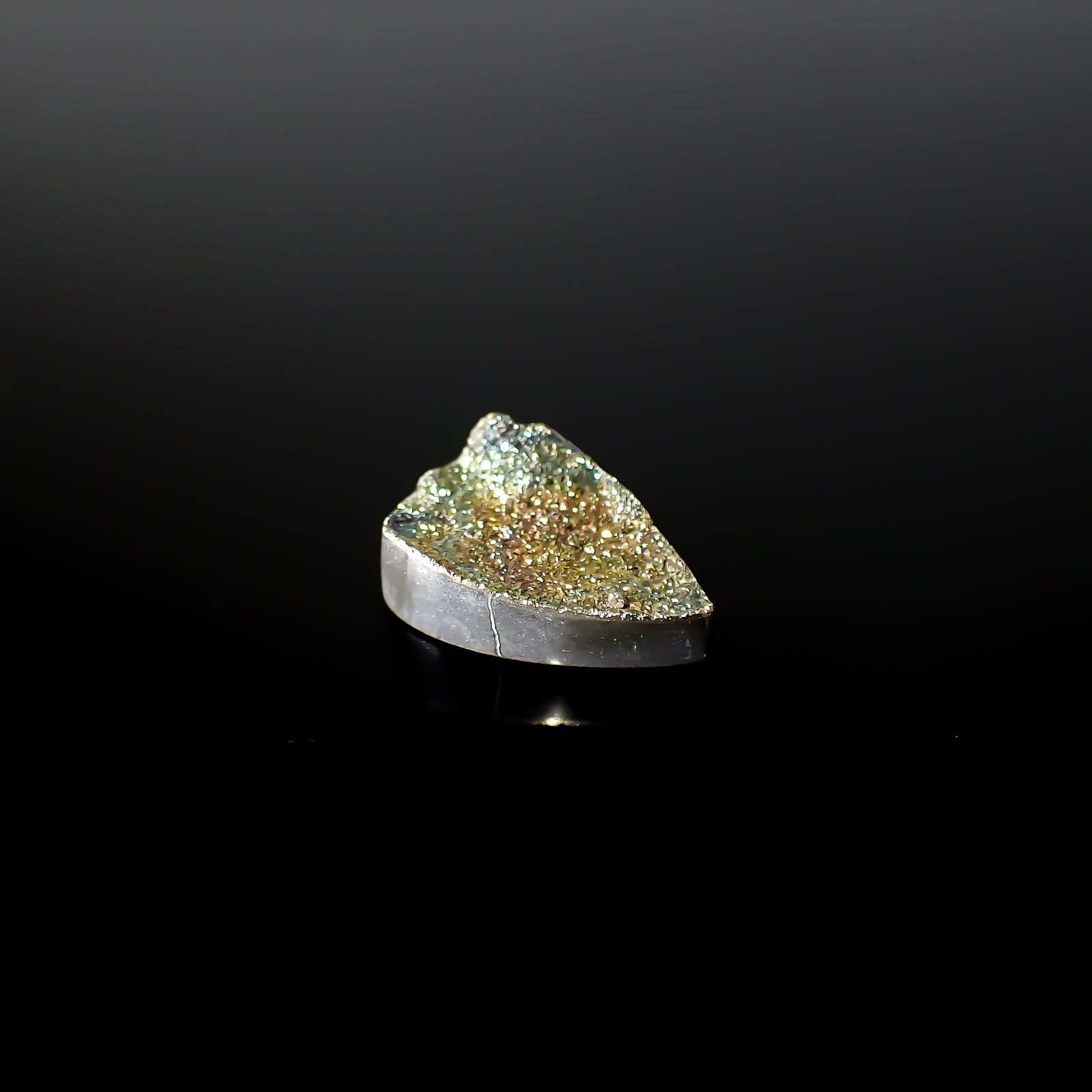 ◇フリーフォーム◇レインボーパイライト 原石 ロシア産 11.77ct[240326424]20.1x13.6mm前後