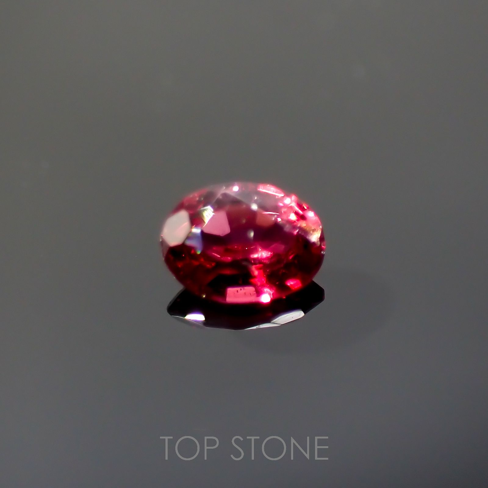 レッドスピネル(宝石名スピネル)タンザニア産 0.18ct 識別済[220716900]4.1x3.1mm前後