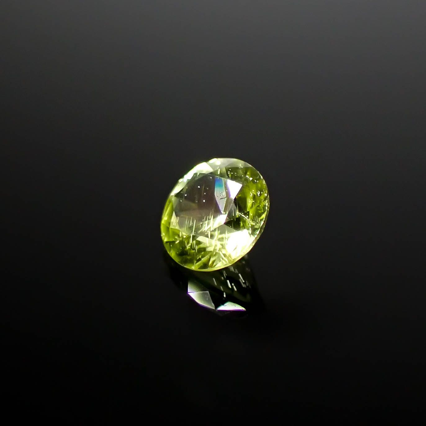 パラサイティックペリドット 採取地：インドネシア・ジェパラ 0.17ct [250730749]3.5x3.5mm前後