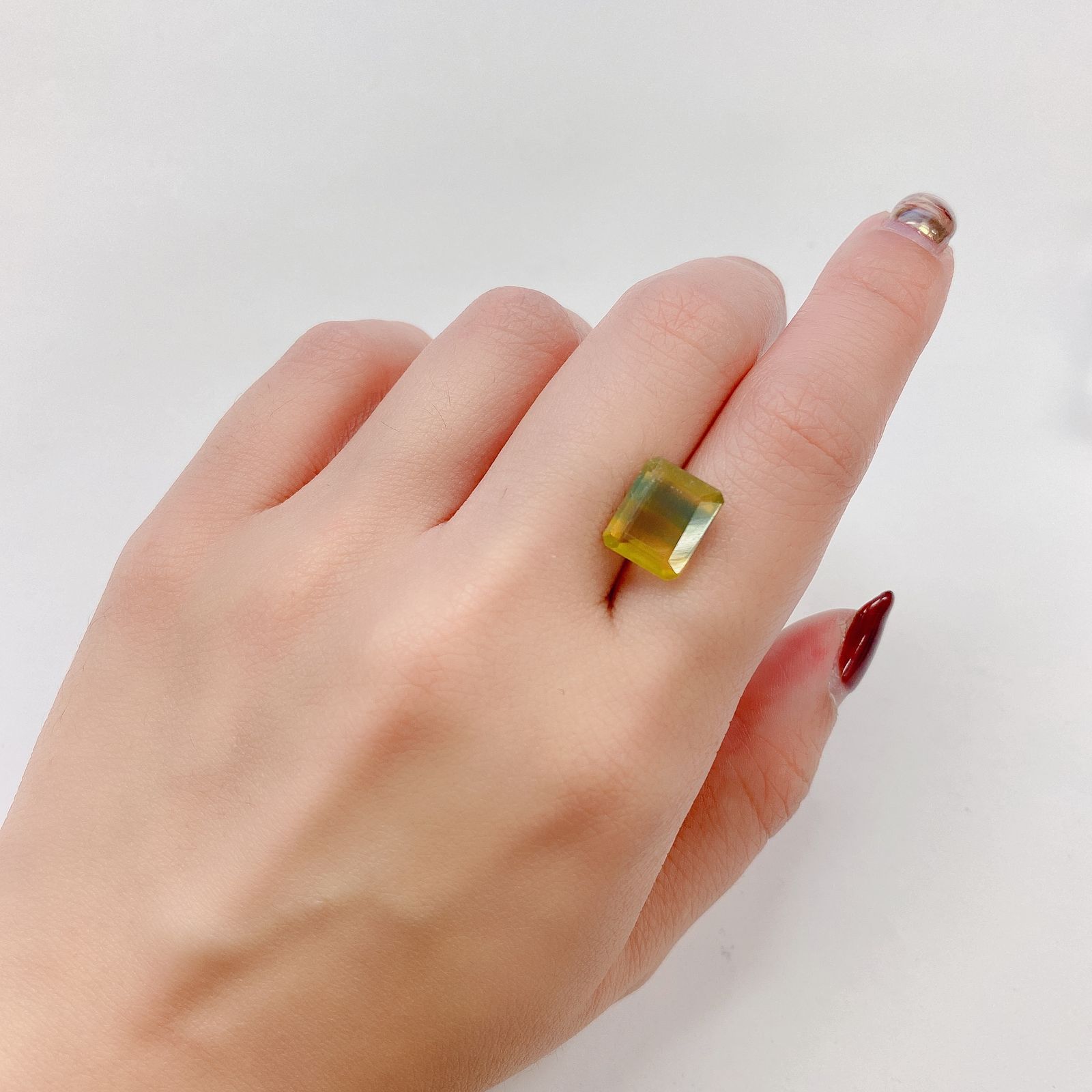 パーティカラーフローライト(宝石名パーティカラード・フルオライト) ブラジル産 5.17ct 識別済[20106396]10.8×9.1mm前後