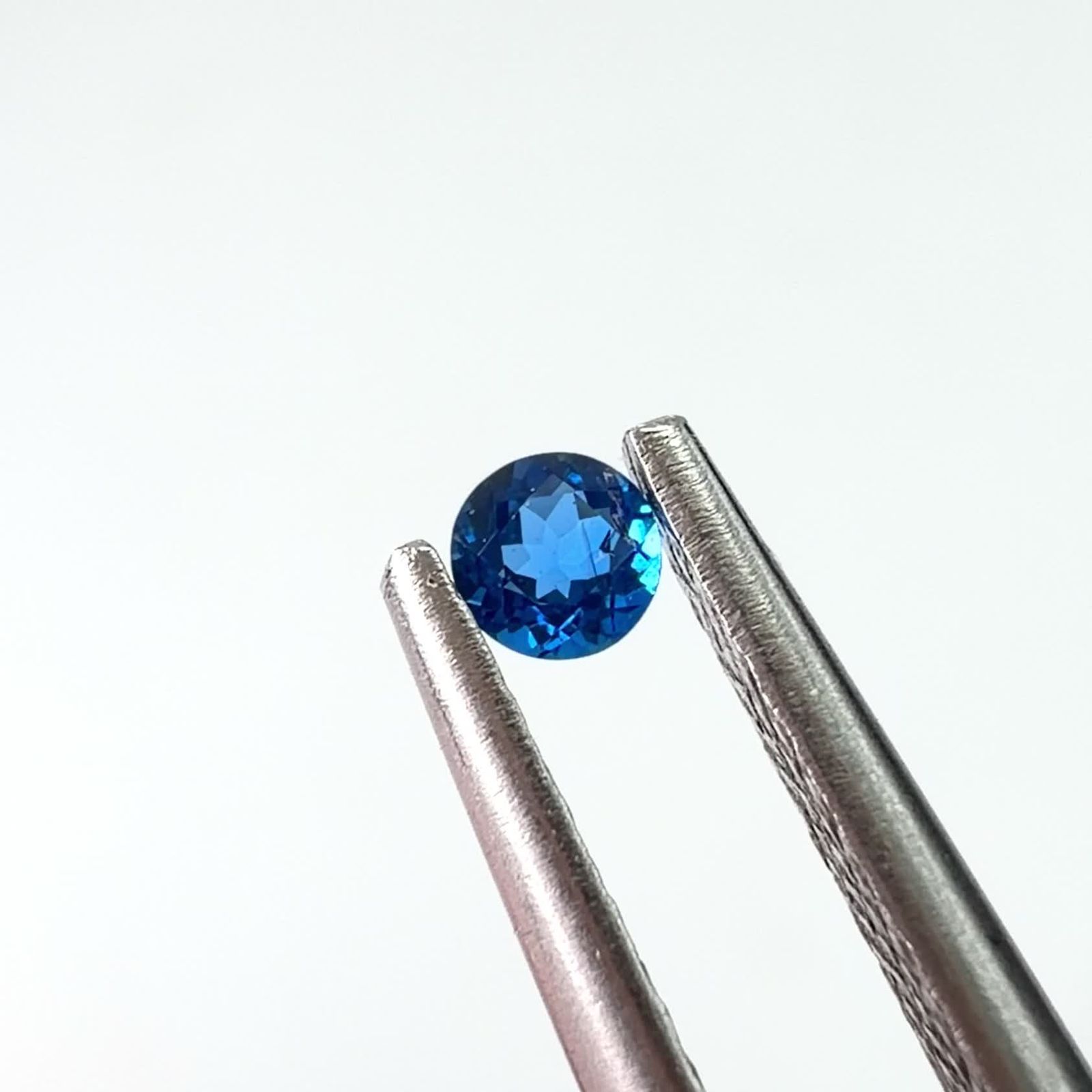 アウイナイト フルオレッセンス ドイツ産 0.047ct / 2.3x2.3mm前後