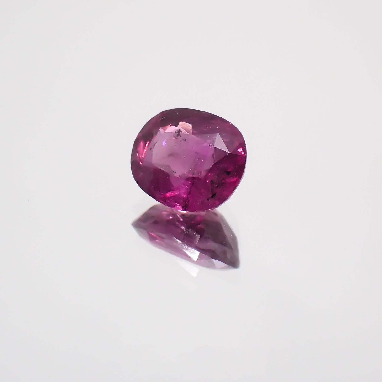 パープルサファイア(宝石名パープル・サファイア) カシミール地方産 0.883ct ソ付(彩珠)[210310229]6.1×5mm前後