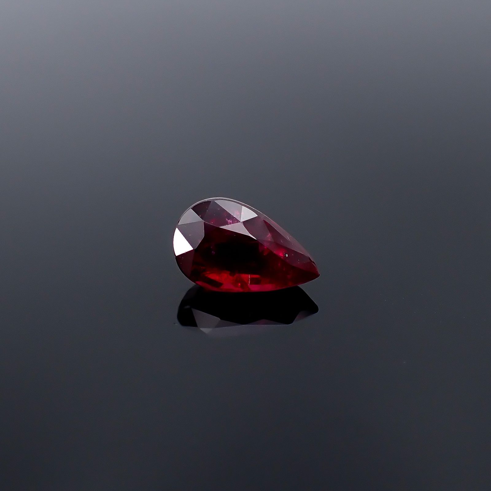 ピジョンブラッドルビー 非加熱(宝石名ルビー/別名ピジョンブラッドルビー)モザンビーク産 AIGS鑑付 2.02ct / 9.96x6.14mm前後 [251231535]