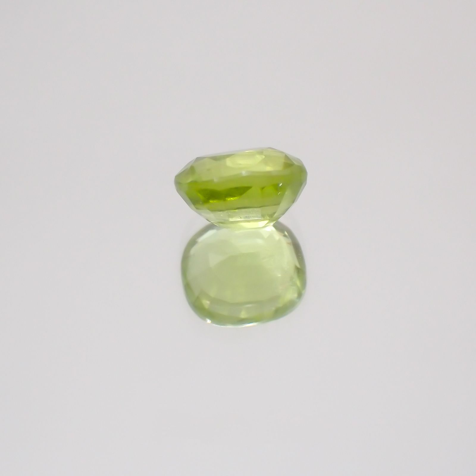 グリーンエンスタタイト(宝石名グリーン・エンスタタイト)カメルーン産 0.75ct 識別済[231224387]5.4x5mm前後