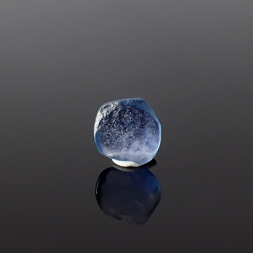 ヨーゴサファイア原石 アメリカ・モンタナ州ヨーゴ渓谷産 0.29ct / 4.7x5mm前後 [260431991]