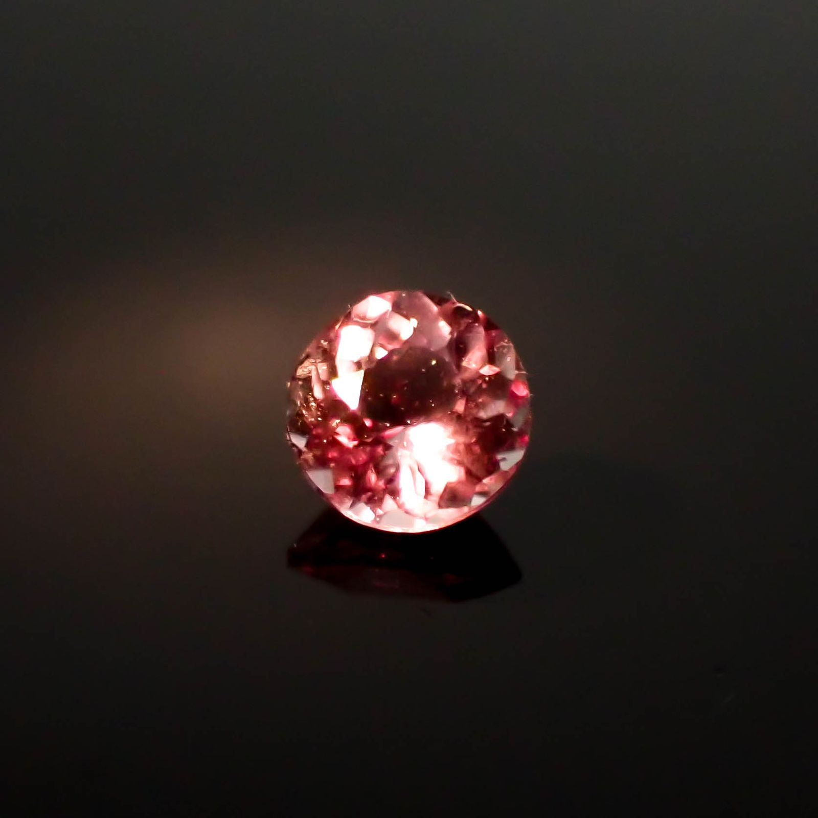カラーシフト ピンクダイアスポア アフガニスタン産 0.43ct[240627973]4.7x4.7mm前後