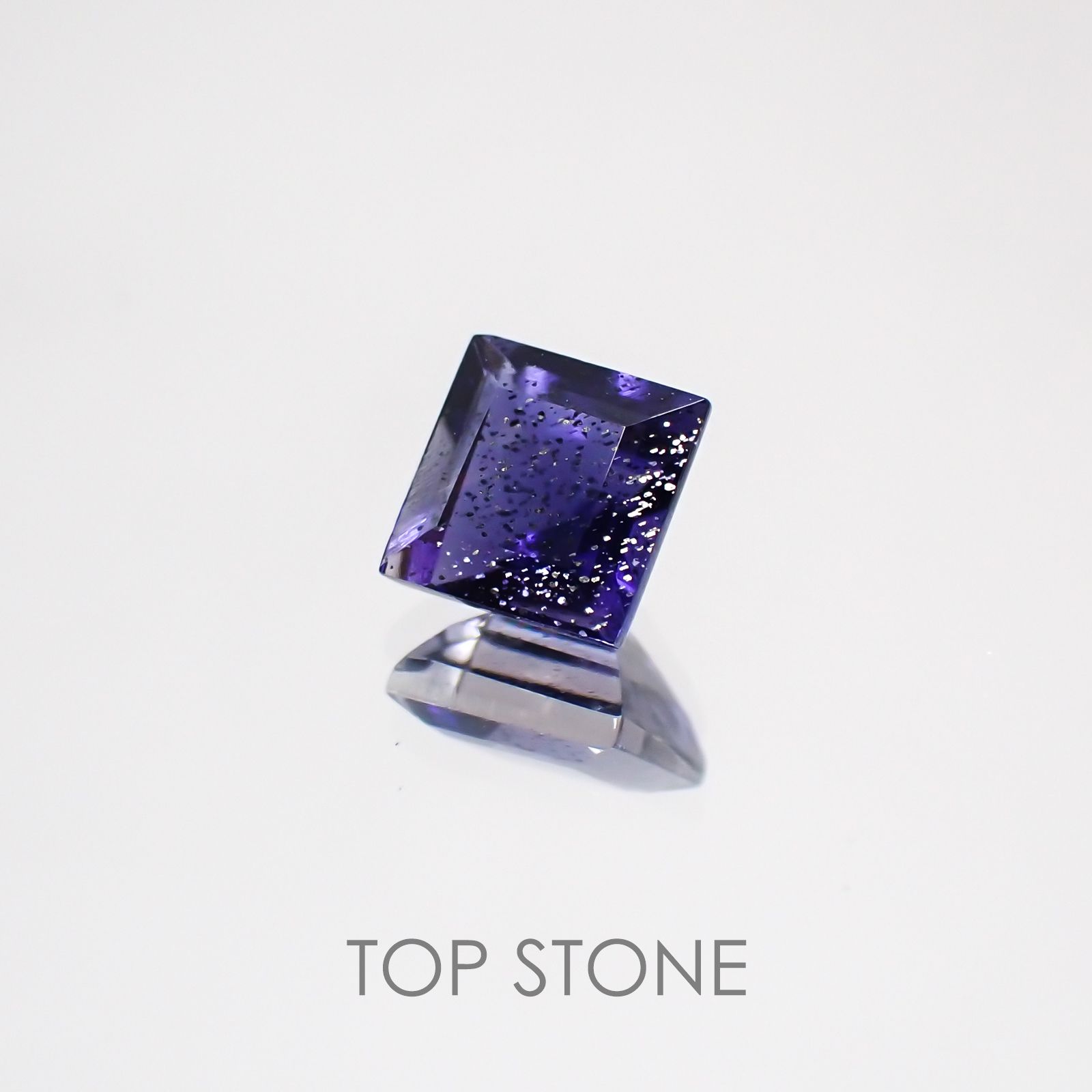 アイオライトサンストーン ブラジル・インド産 ルース 0.67ct[210310439]5.2×5.2mm前後