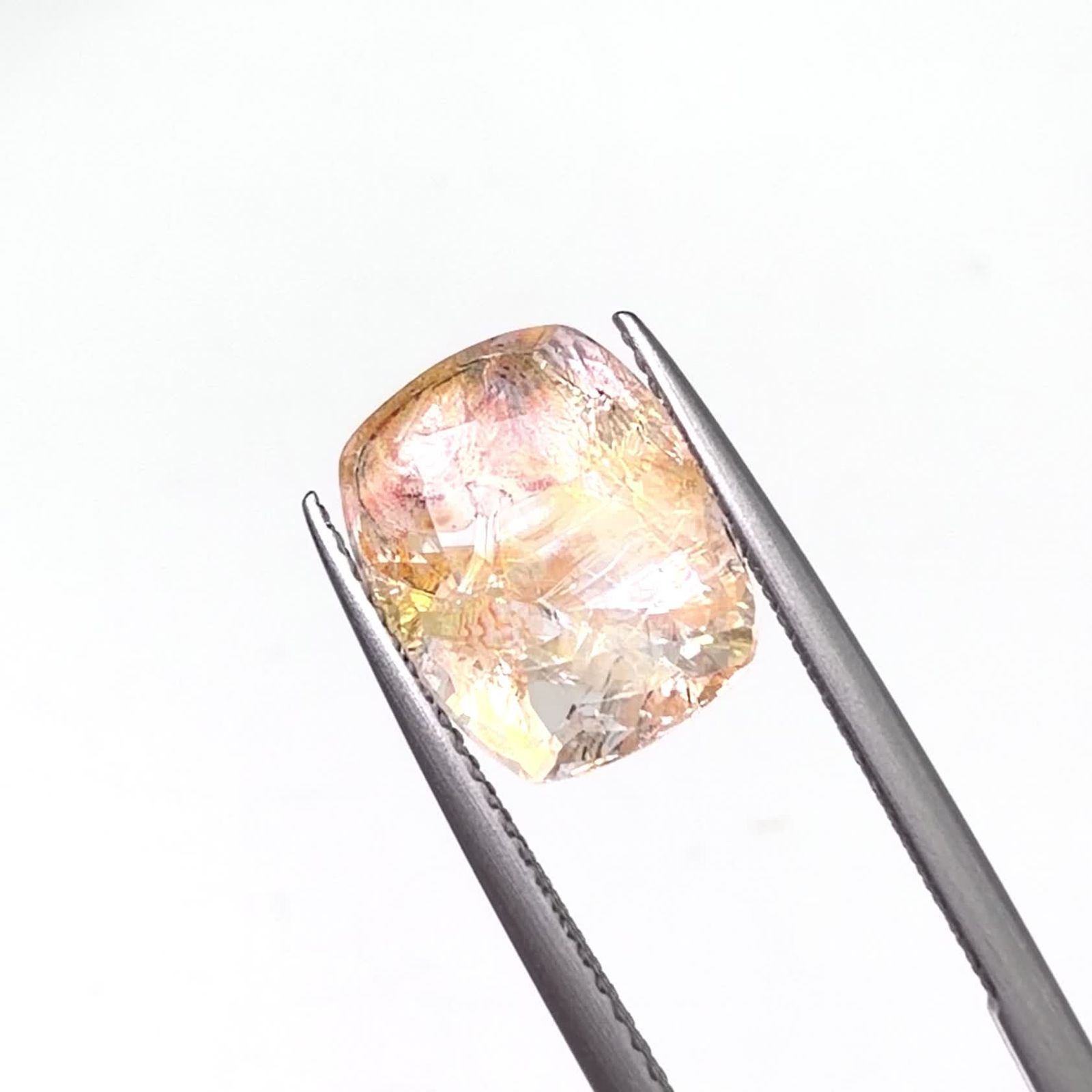 東雲　究極品質　輝く未来を承知する奇跡の水晶　虹のオーロラクォーツ① オーロラクォーツ ブラジル産 4.57ct / 12.1x9.8mm前後 [260331892