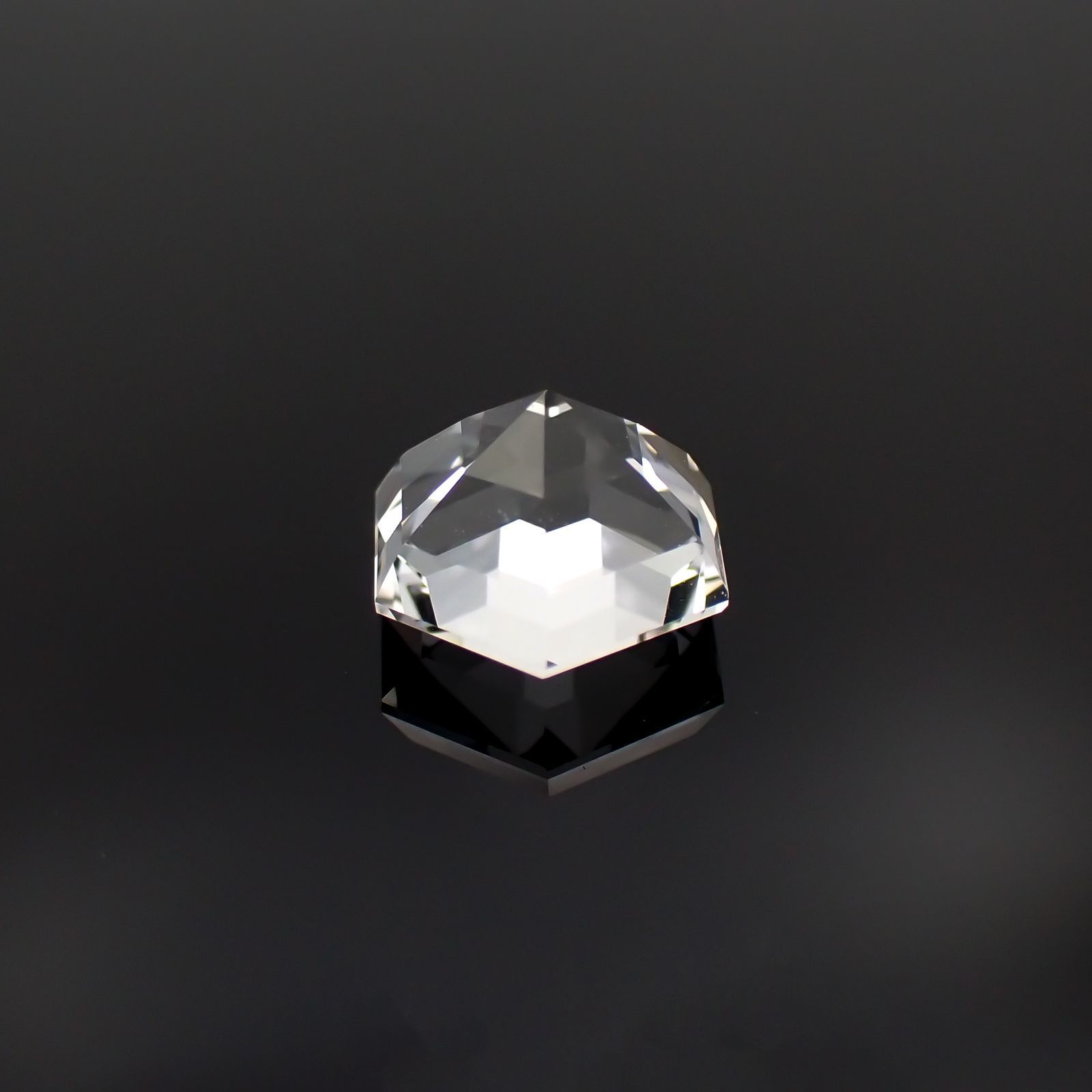◇ヘキサゴンカット◇レムリアンシードクリスタル(保証シール付き) ブラジル産 0.87ct[221018286]5.9x5.8mm前後