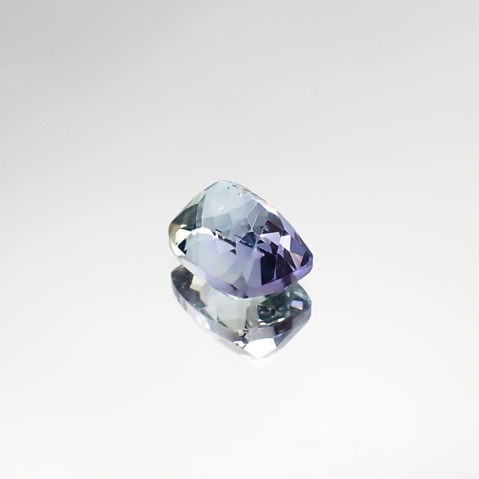 パーティカラータンザナイト(宝石名タンザナイト) タンザニア産 2.316ct ソ付(彩珠)[210711639]8.3×6.3mm前後