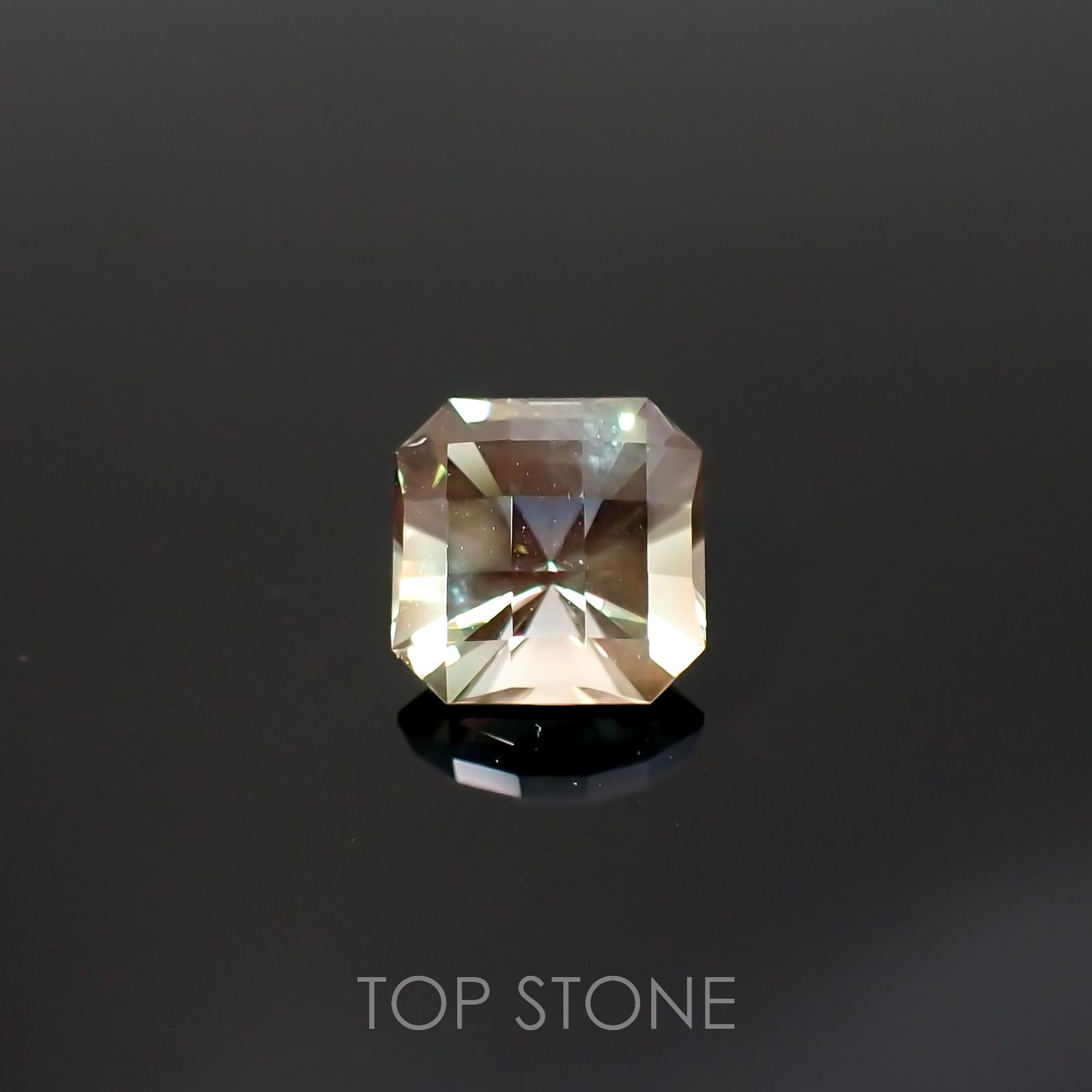 ◇チェッカーカット◇バイカラーオレゴンサンストーン(宝石名ラブラドライト)アメリカ・オレゴン州産 1.82ct 識別済[220616274]7.5x7.5mm前後