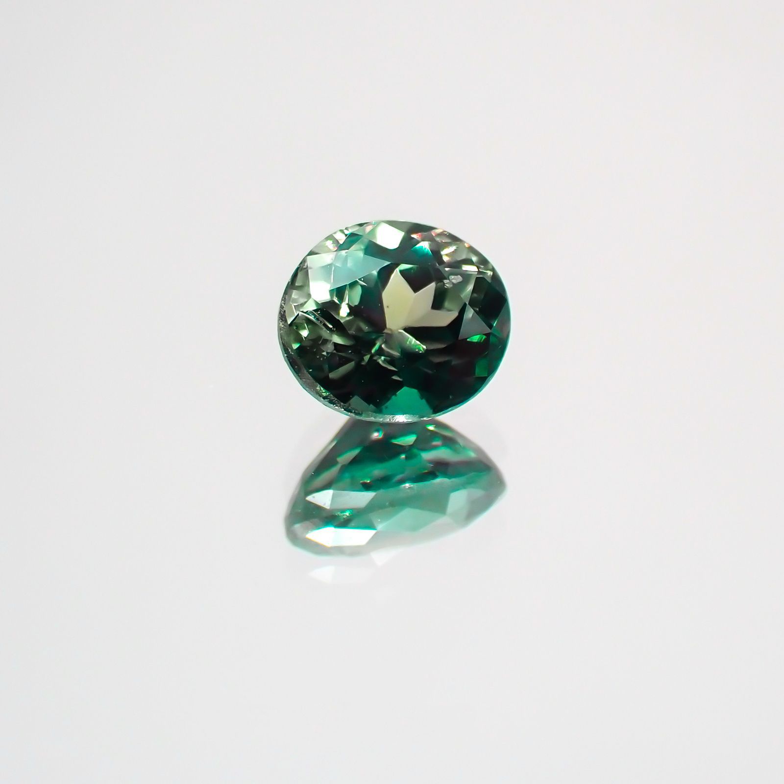 アレキサンドライト ブラジル産 ルース 0.58ct[210310315]5.1×4.4mm前後