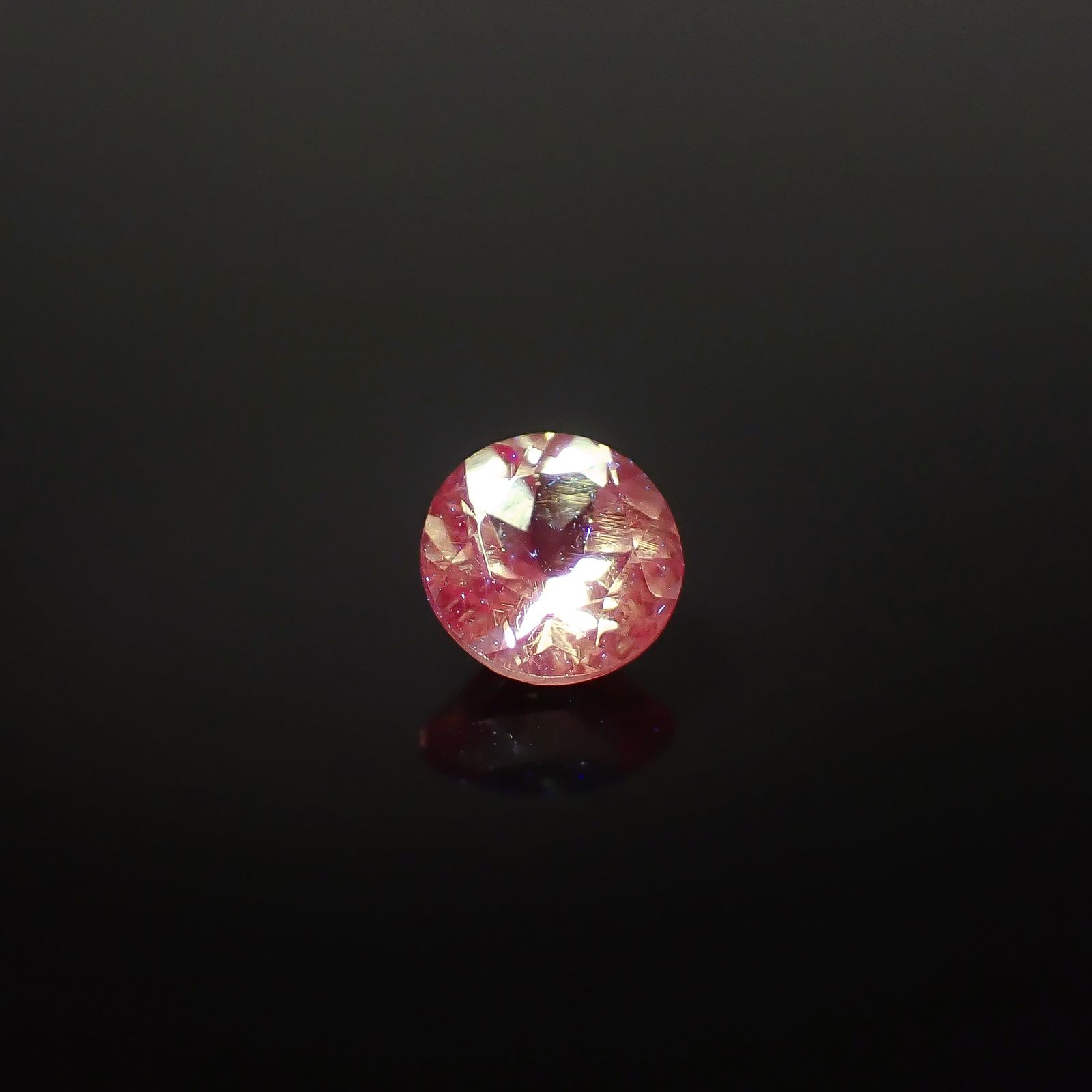 ドラゴンガーネット タンザニア産 0.40ct / 4.4x4.4mm前後 [260732674]