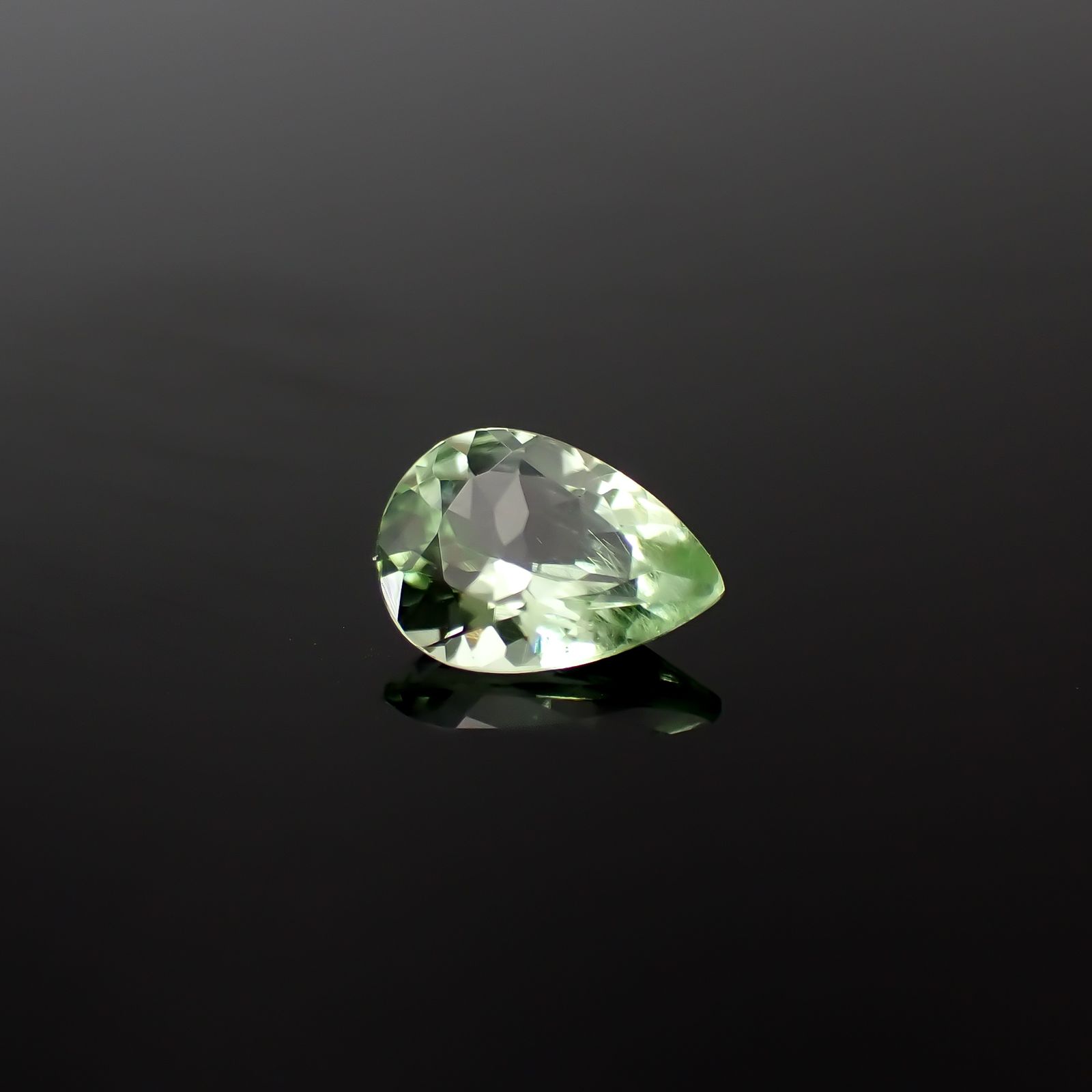 ミントペリドット パキスタン/ノルウェー産 0.92ct[240728557]8x5.9mm前後