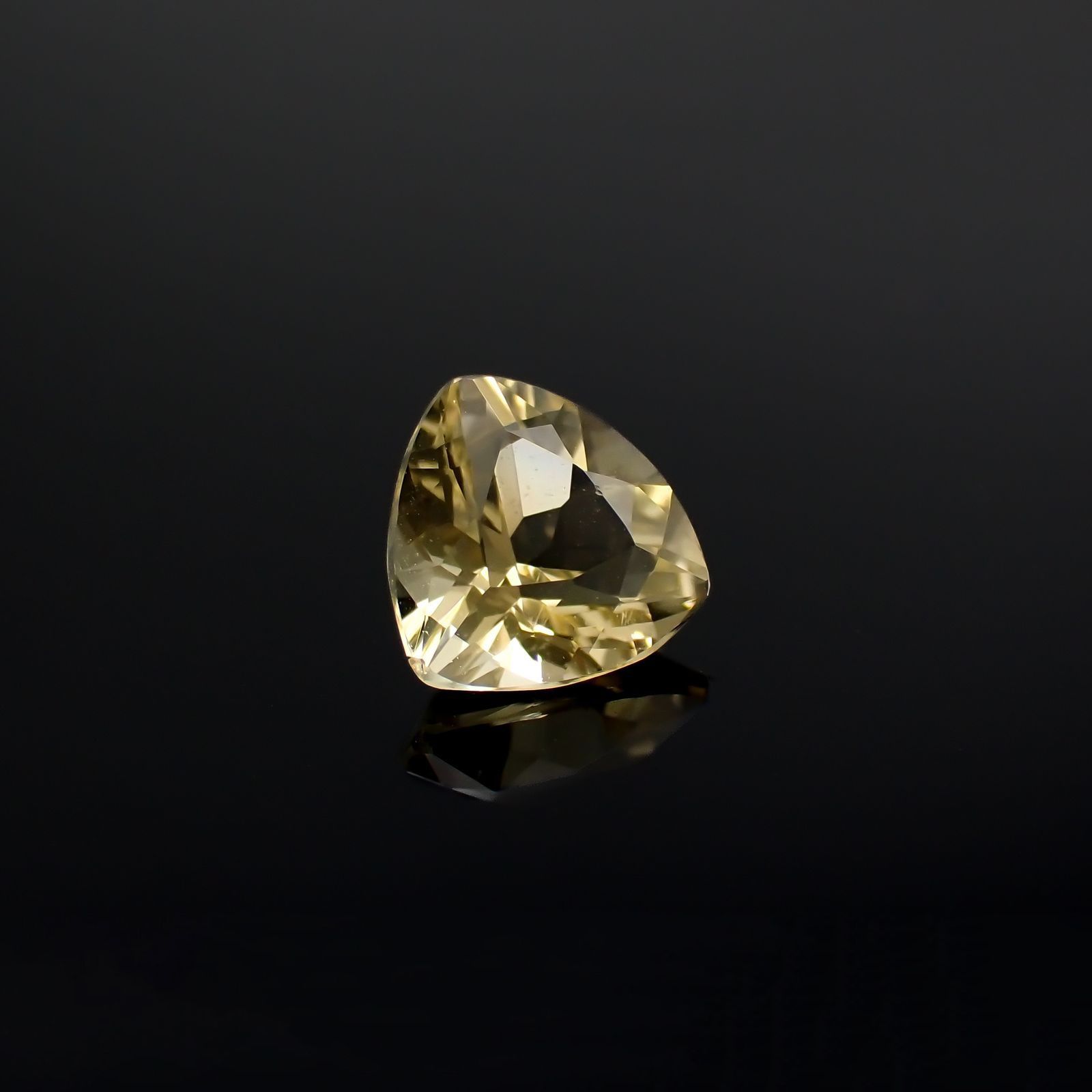 イエロースキャポライト(宝石名イエロー・スキャポライト)タンザニア産 識別済 0.67ct / 5.8x6.1mm前後 [220918029]