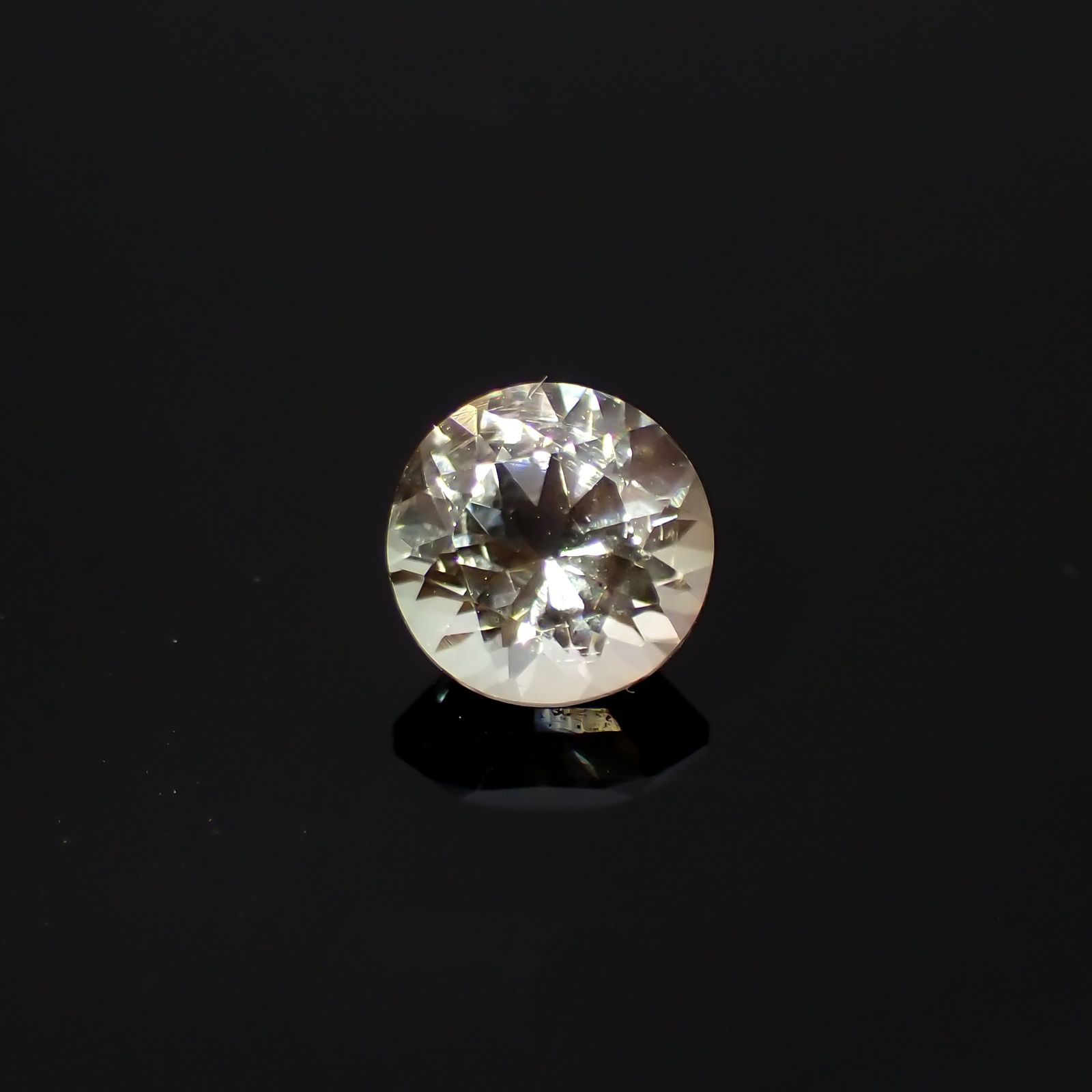 バイカラーオレゴンサンストーン(宝石名ラブラドライト)アメリカ・オレゴン州産 識別済 0.82ct / 6.1x6.1mm前後 [220616439]
