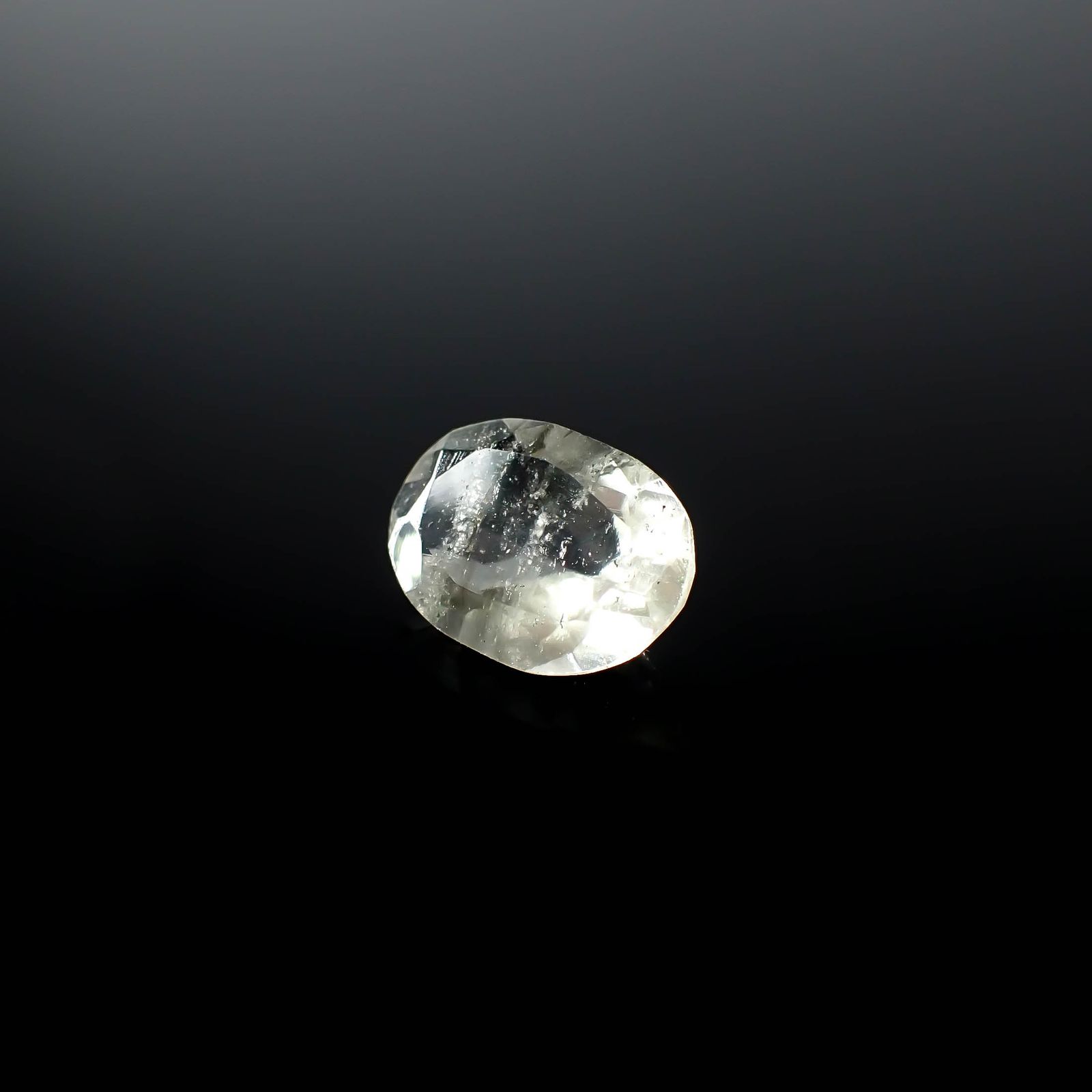 リビアングラス 発見地：エジプト・リビア砂漠 1.64ct / 10.5x7.2mm前後 [251131309]