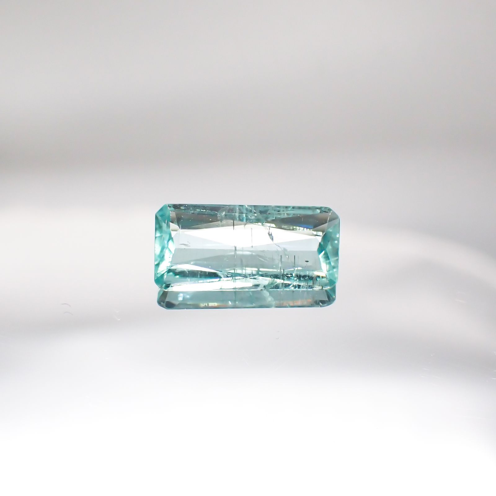 パライバトルマリン(宝石名トルマリン/別名パライバ・トルマリン) モザンビーク産 1.787ct ソ付(宝貴協)[210711658]12.7×6.1mm前後