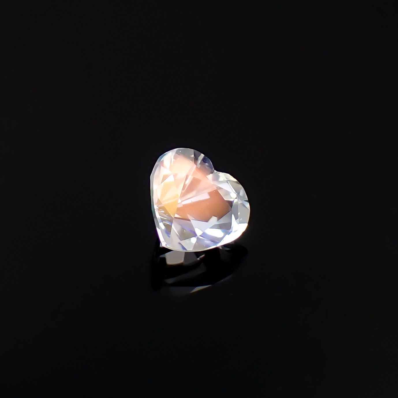 レインボームーンストーン マダガスカル産 1.06ct / 6x6.9mm前後 [260632374]