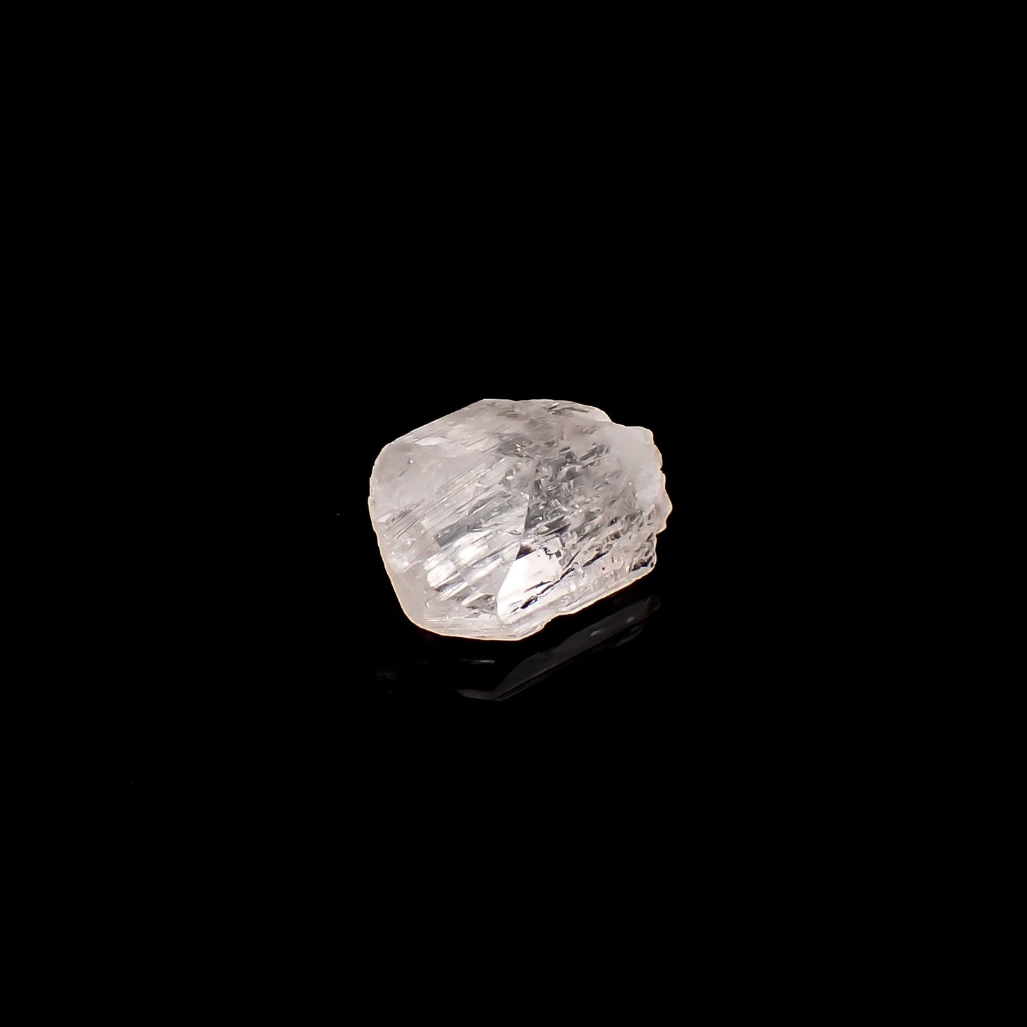 ダンビュライト原石 メキシコ産 12.69ct / 17.4x13.2mm前後 [260532168]