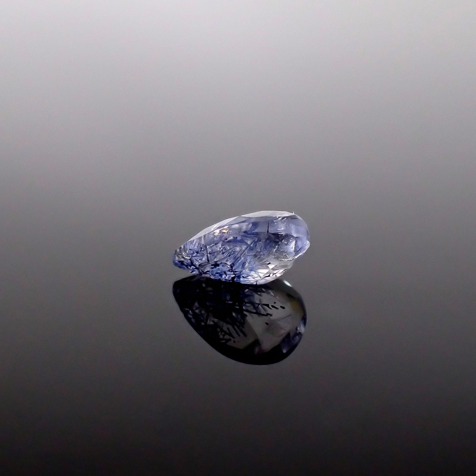 デュモルチェライトインクォーツ ブラジル産 0.68ct / 7.1x5.3mm前後 [260331841]