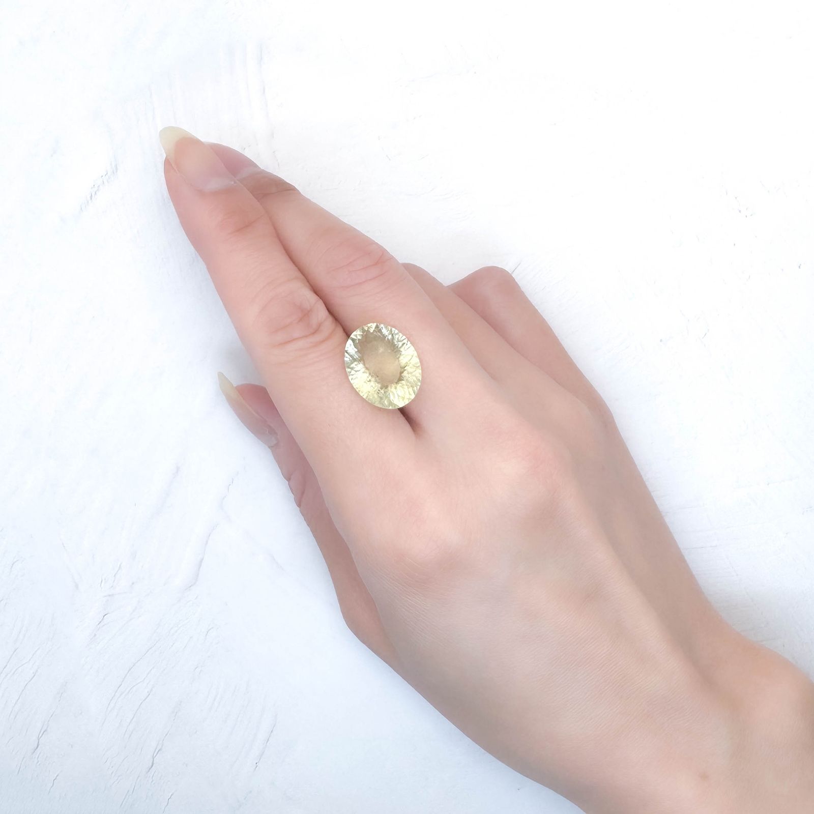 リビアングラス 発見地：エジプト・リビア砂漠 8.27ct / 16.5x12.9mm前後 [251131302]