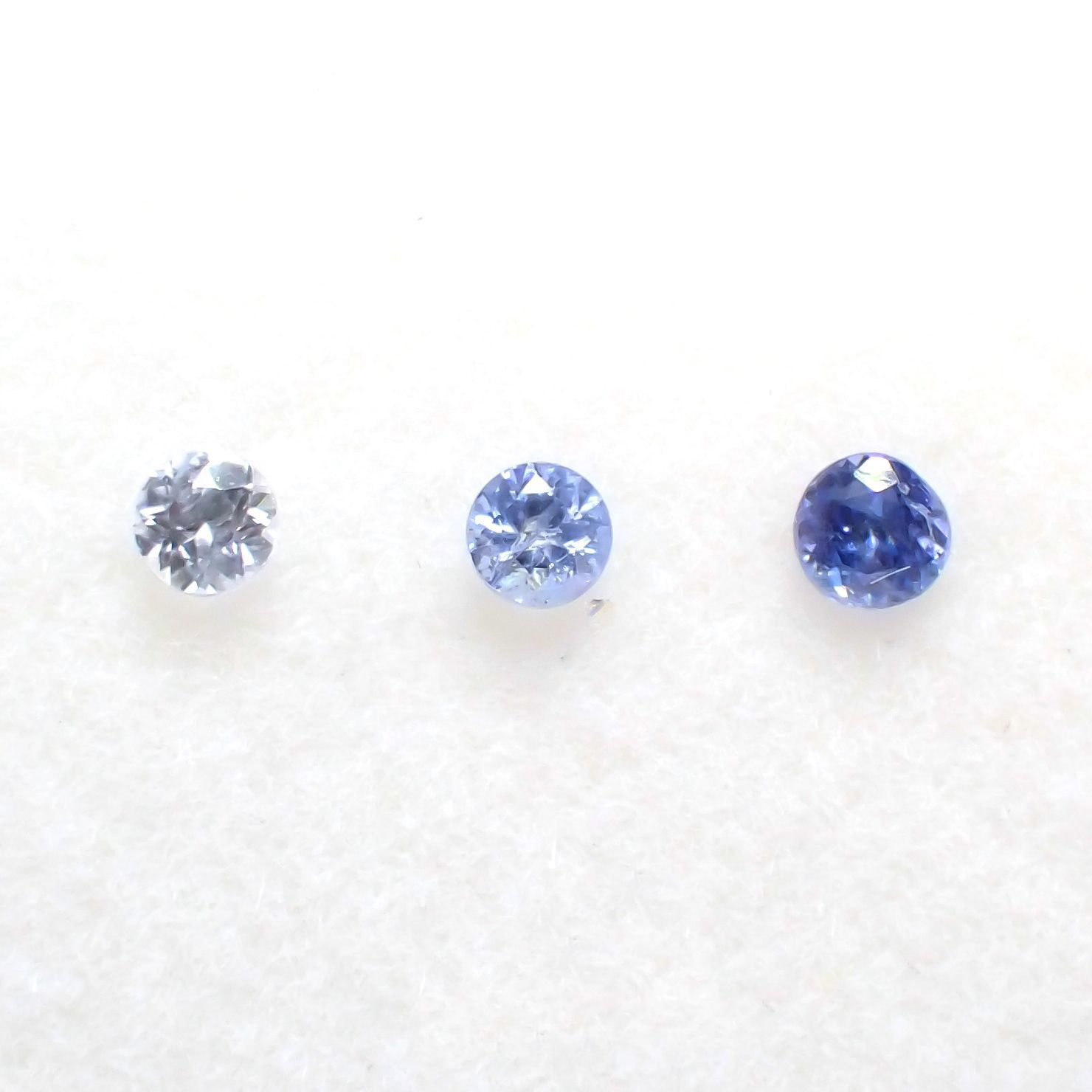 ベニトアイト カラーグラデーション3pcsセット アメリカ・カリフォルニア州産 0.17ct(3pcs合計)[230220506]2.2-2.3x2.2-2.3mm前後