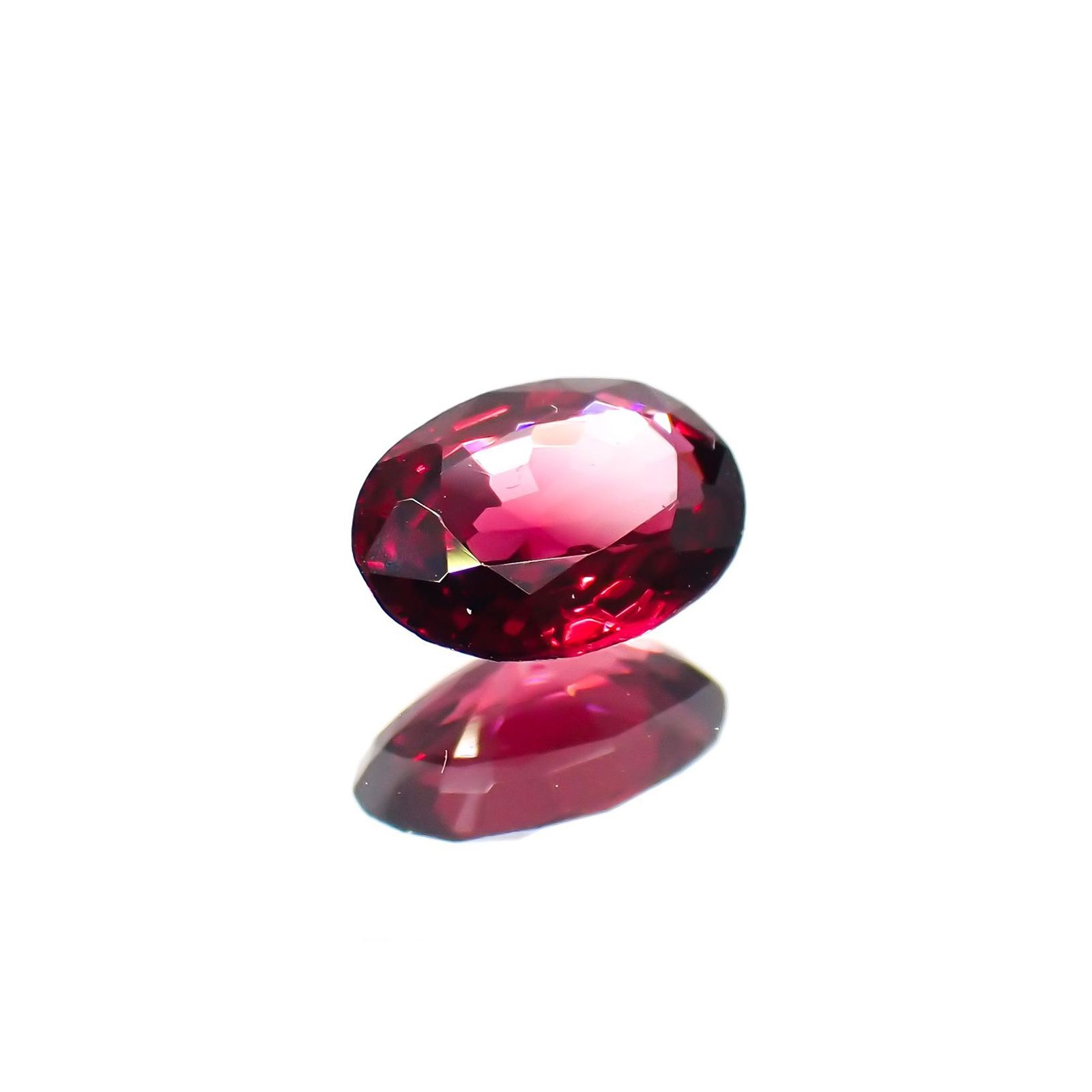 レッドスピネル(宝石名レッド・スピネル)タンザニア産 識別済 0.86ct / 7.1x5.1mm前後 [260114326]