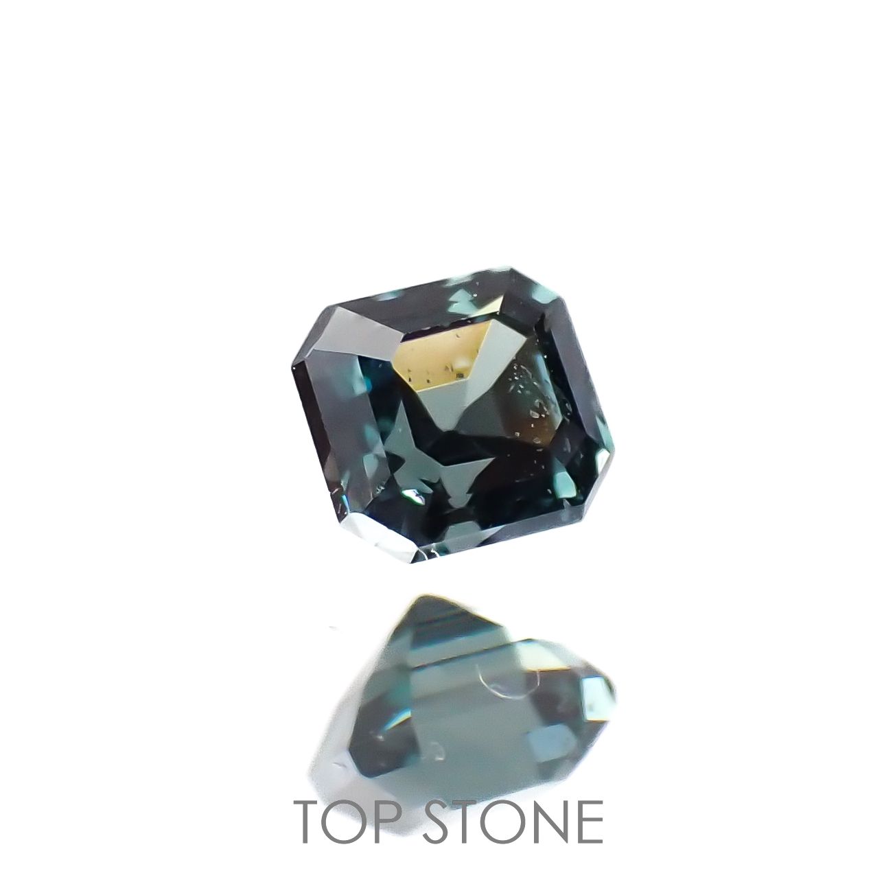 カラーチェンジガーネット アレキタイプ(宝石名ガーネット)マダガスカル・ベキリー産 0.16ct 識別済[220716942]2.8x2.6mm前後