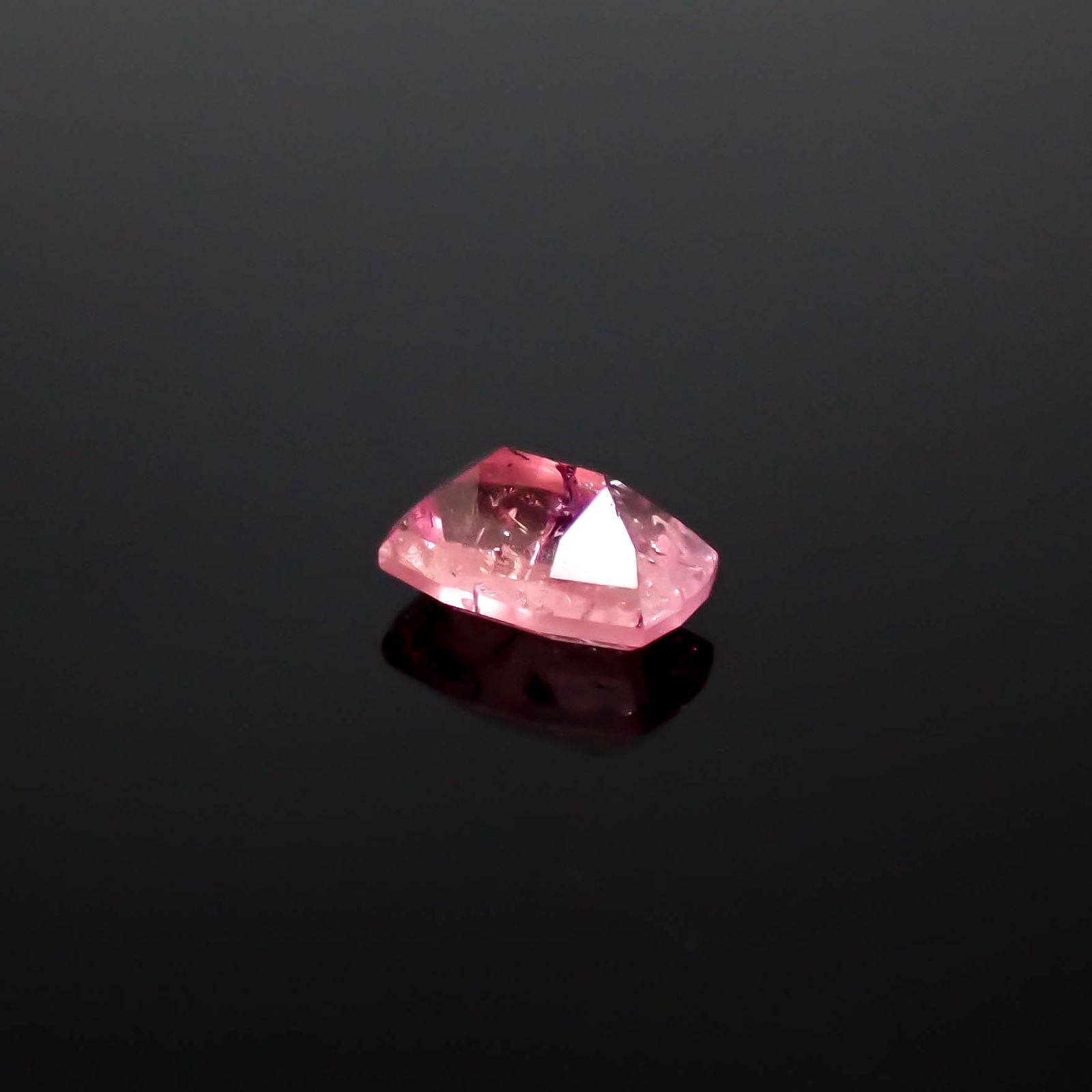 ◇カスタムカット◇ペツォッタイト(宝石名ペツォッタイト)マダガスカル産 1.541ct ソ付(彩珠)[250530416]8.4x5.5mm前後