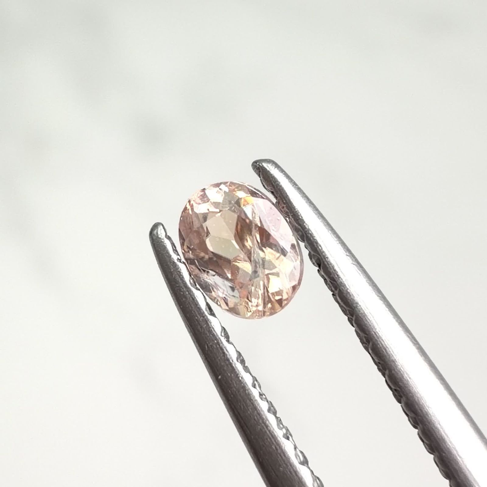 ピンクベニトアイト アメリカ・カリフォルニア州産 0.22ct / 4x3mm前後